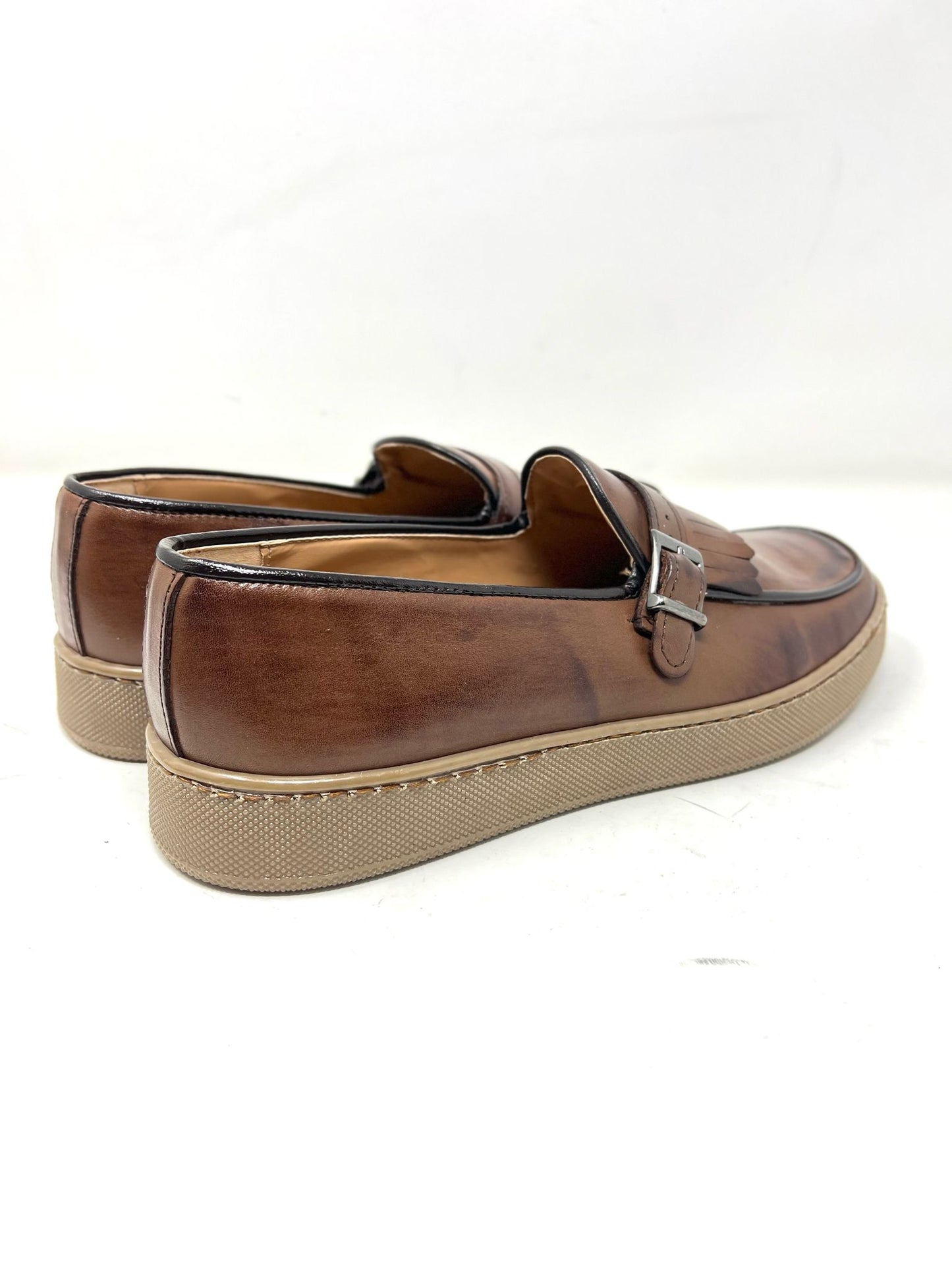 Mocassino in vera pelle con frange e fibbia fondo gomma cucito