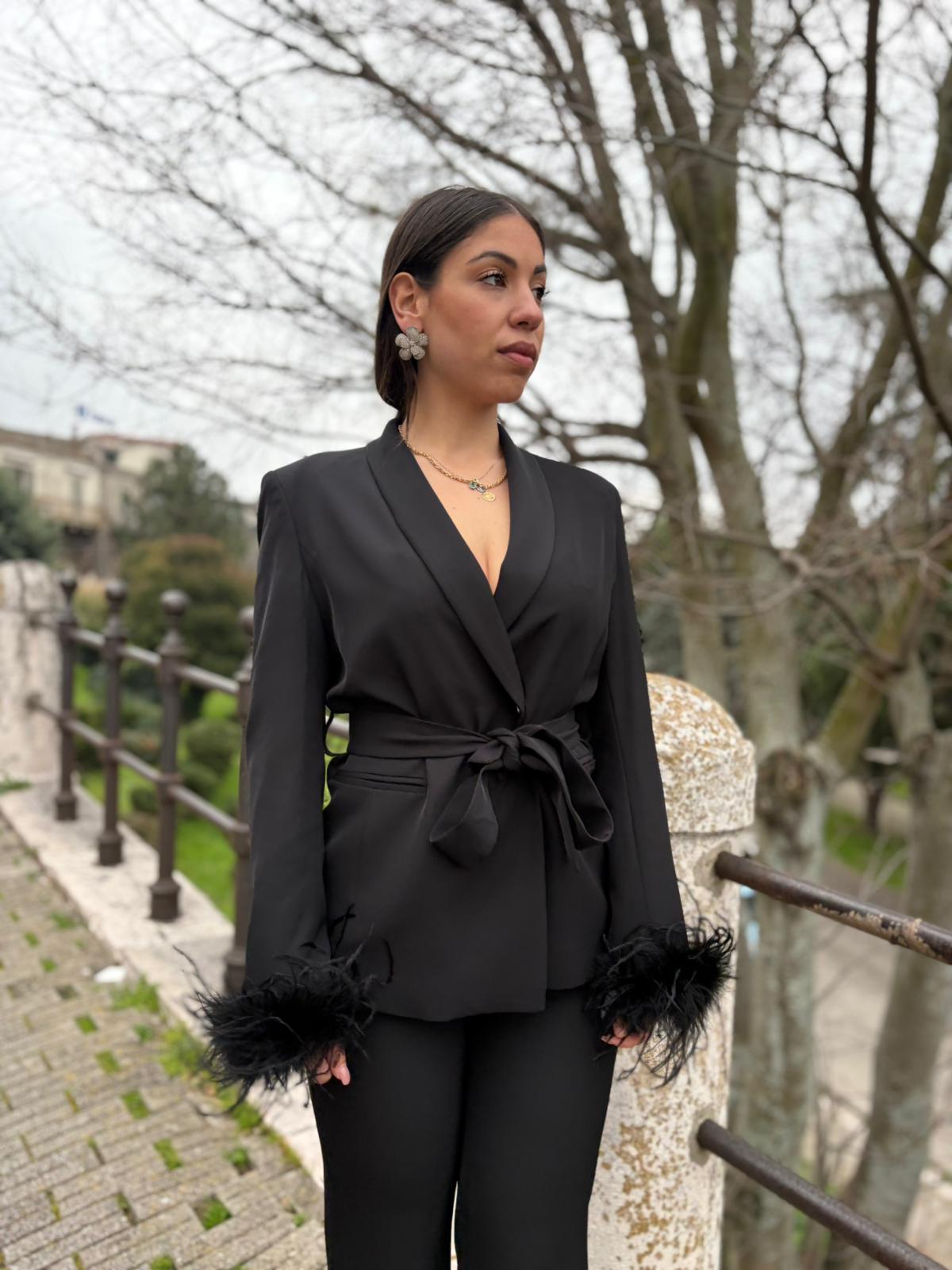 Completo Donna Giacca con Cintura e Boa – Pantalone Palazzo