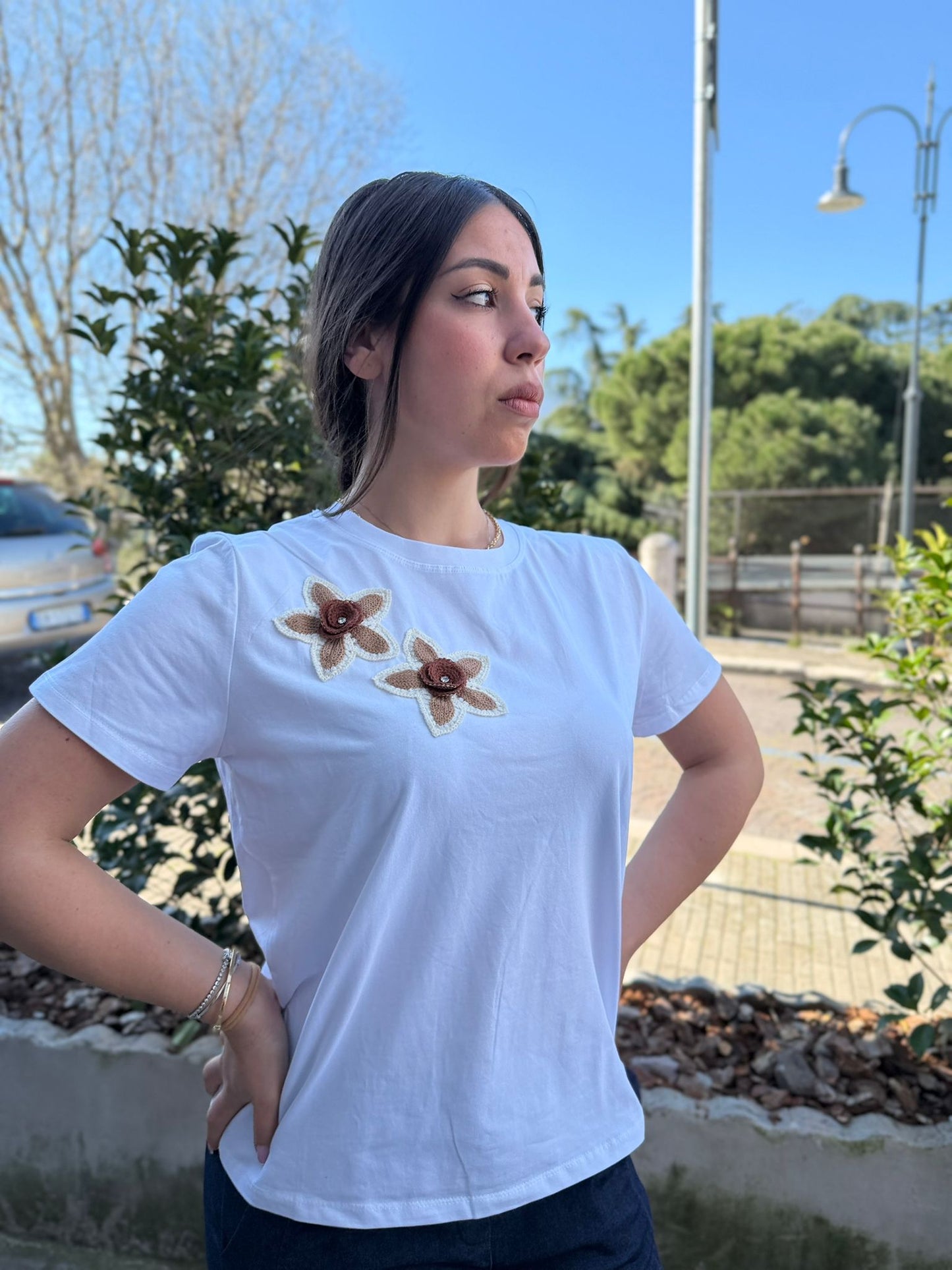 T-Shirt Donna con Fiori all’Uncinetto