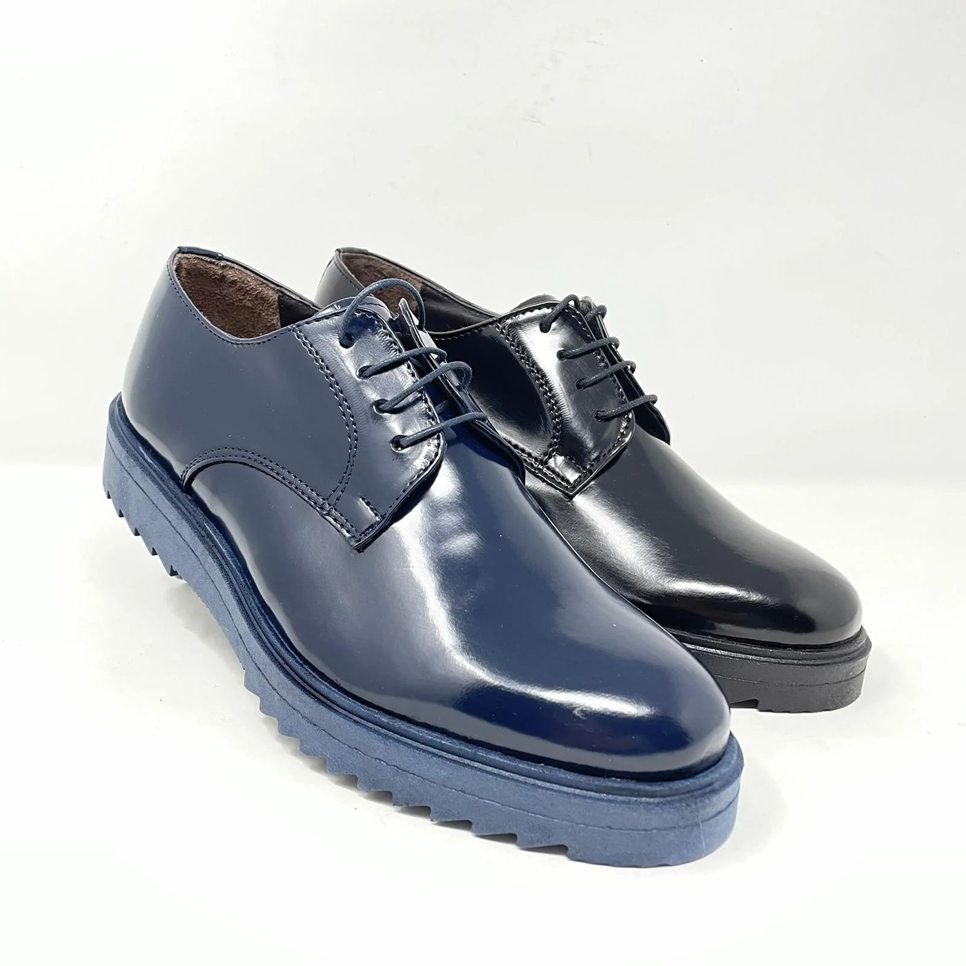 Scarpa stringata in pelle leggermente lucida made in italy