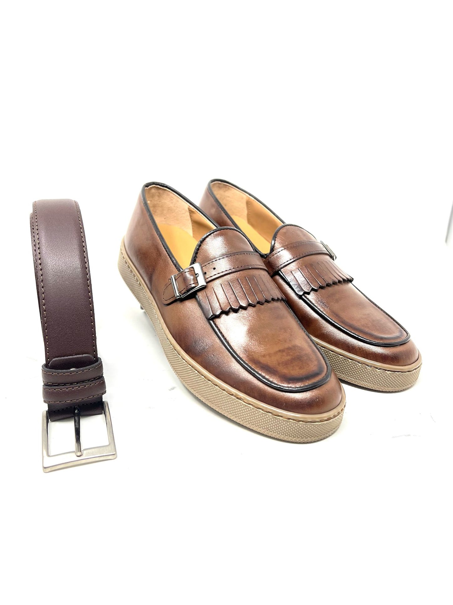 Mocassino in vera pelle con frange e fibbia fondo gomma cucito
