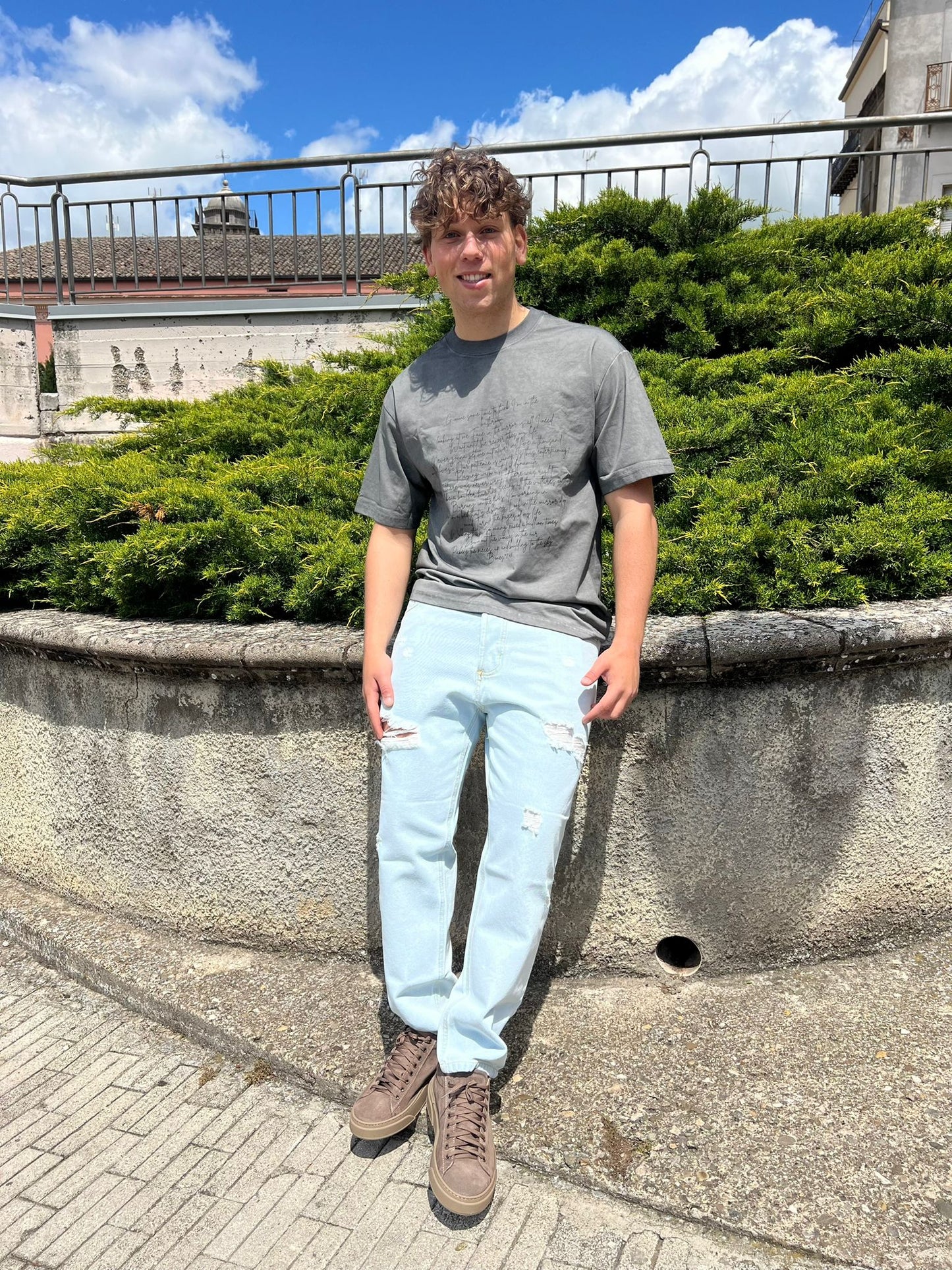 Jeans Uomo – Lavaggio Chiaro con Strappi in Tela Ferma