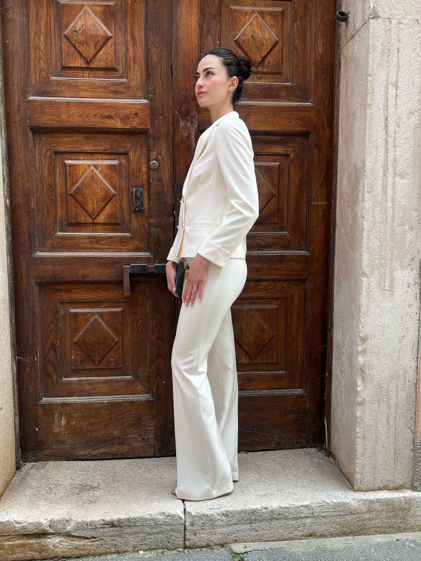 Completo Uomo Doppio Petto con Giacca Corta – Eleganza Contemporanea