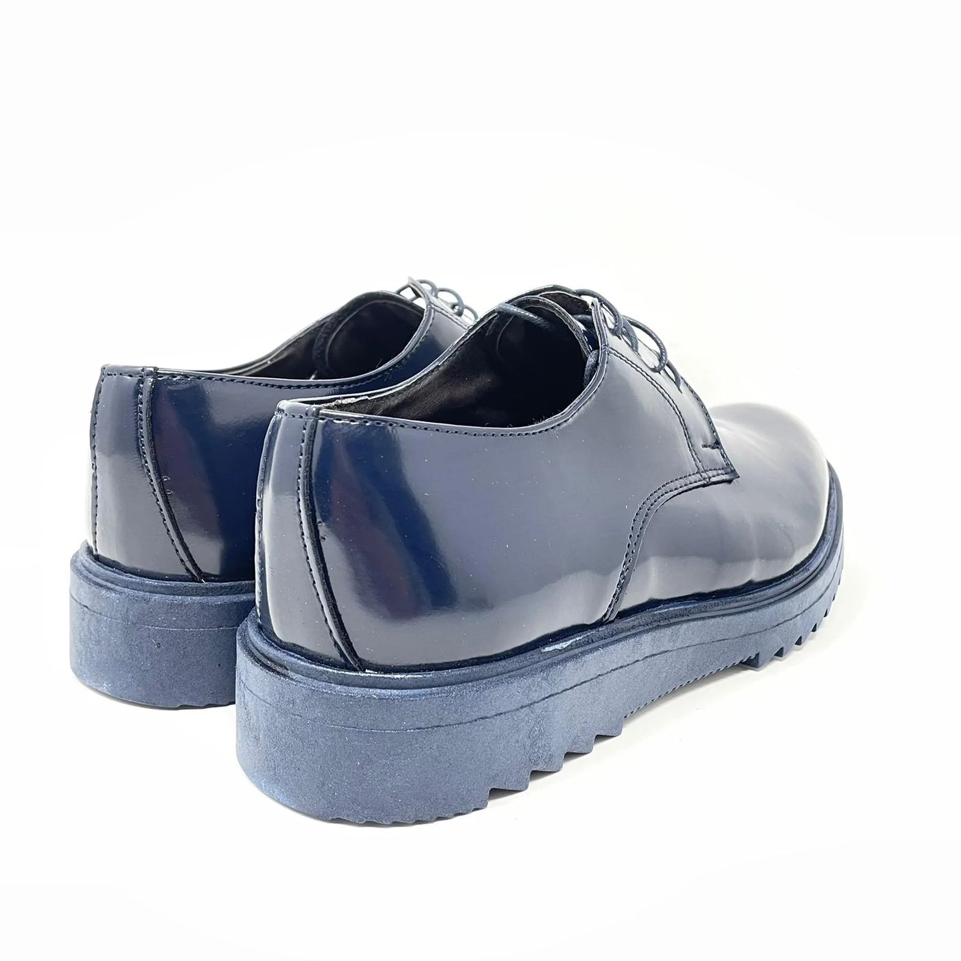 Scarpa stringata in pelle leggermente lucida made in italy