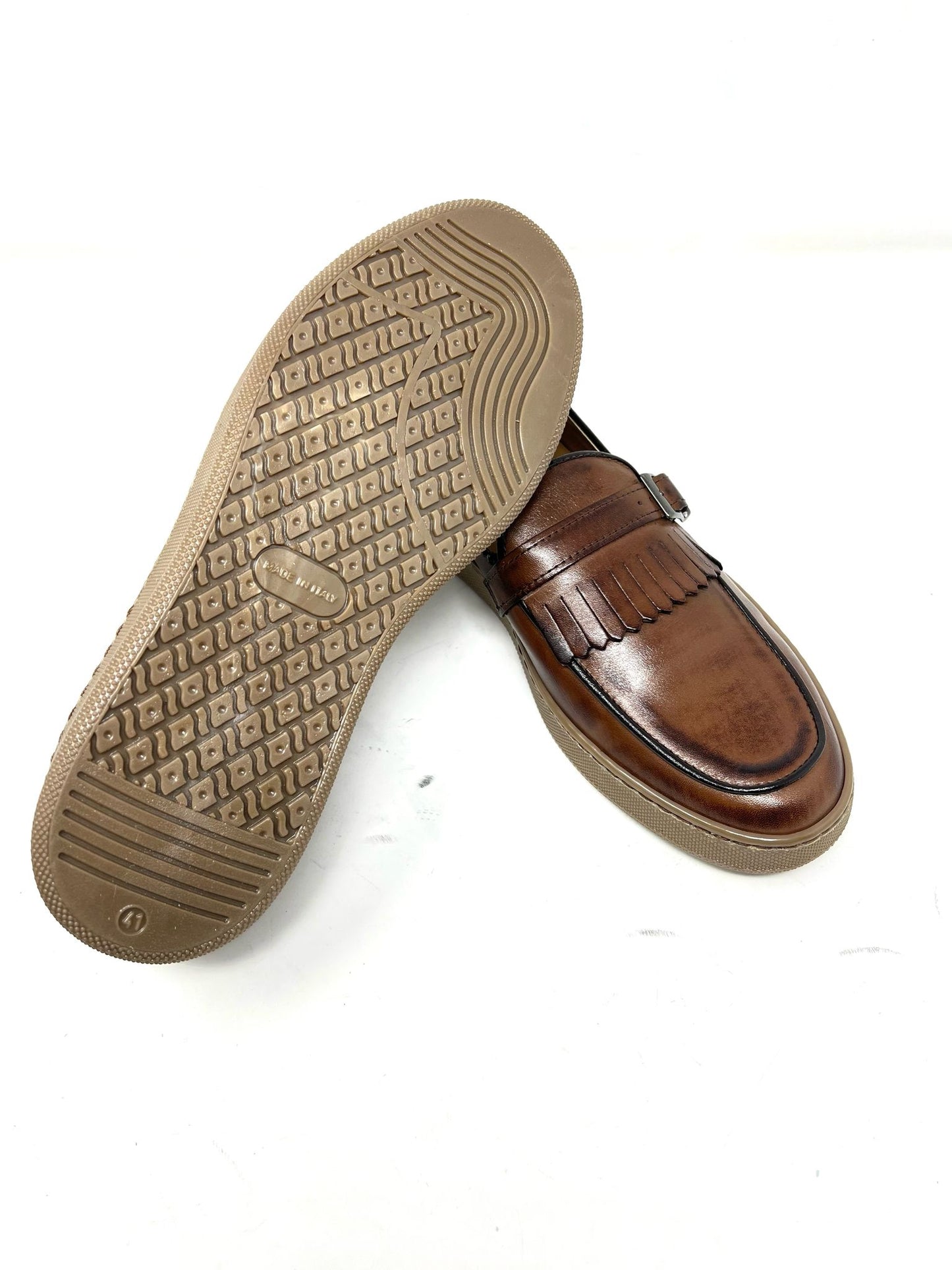 Mocassino in vera pelle con frange e fibbia fondo gomma cucito