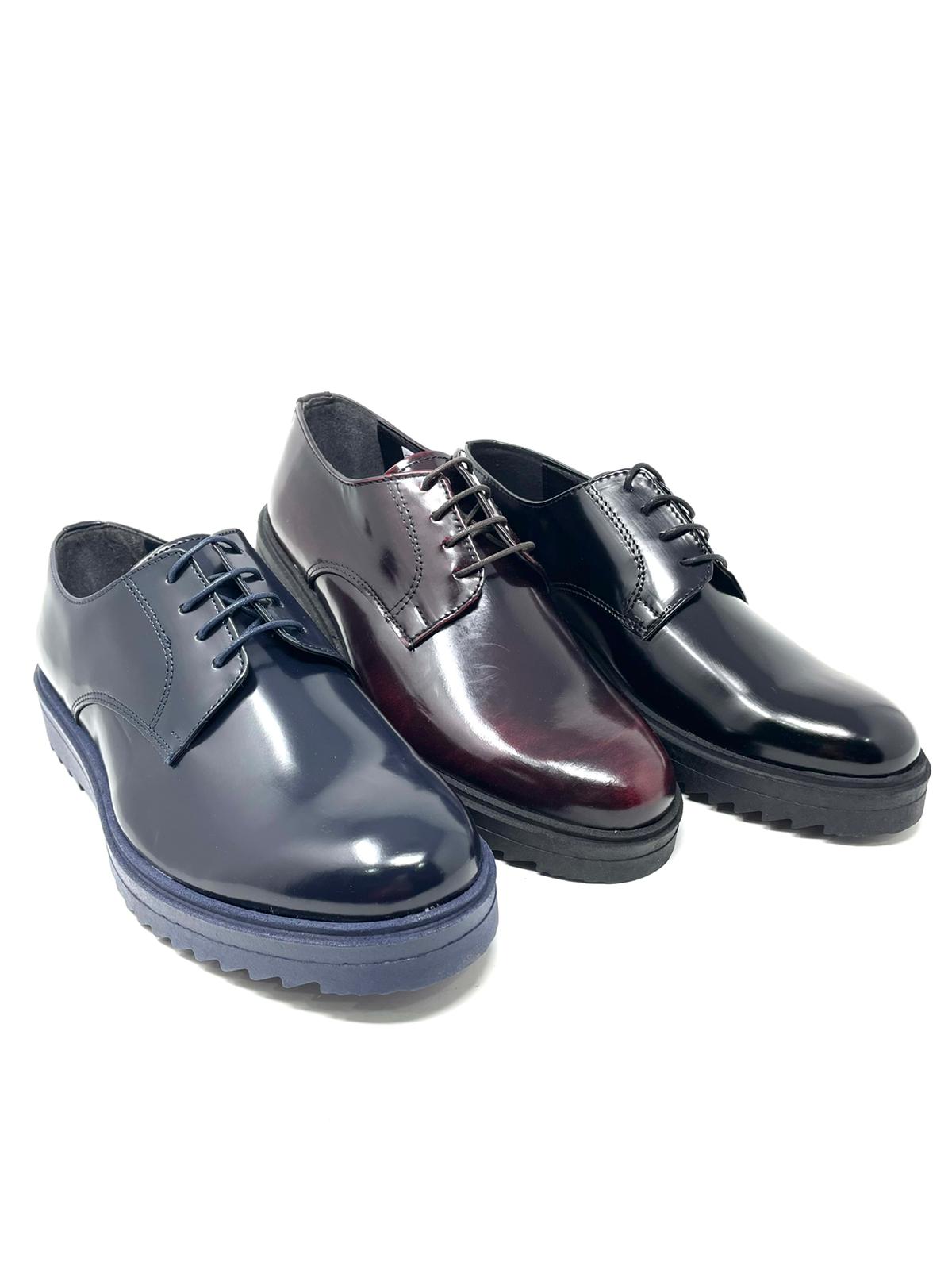 Scarpa stringata in pelle leggermente lucida made in italy
