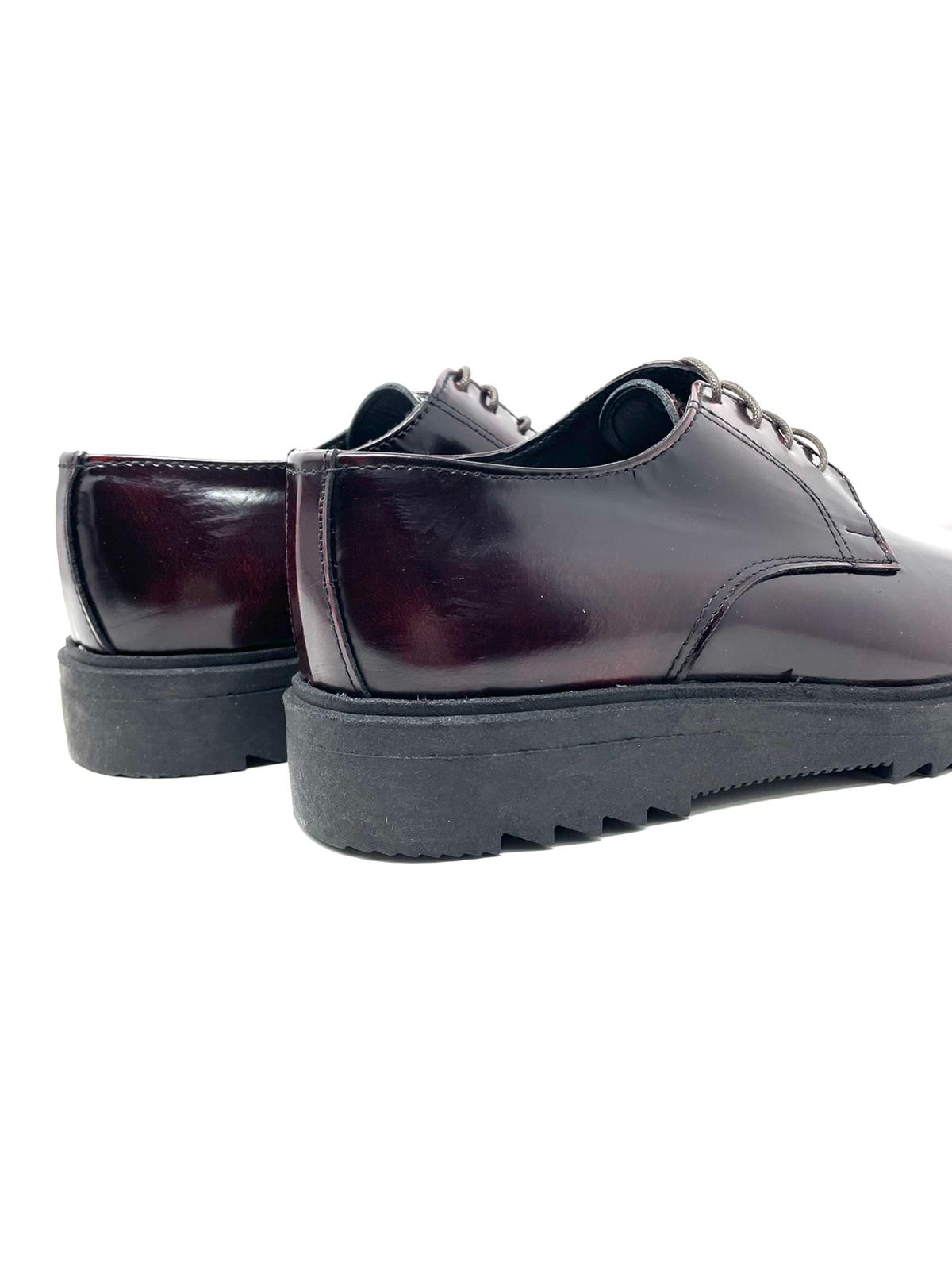 Scarpa stringata in pelle leggermente lucida made in italy