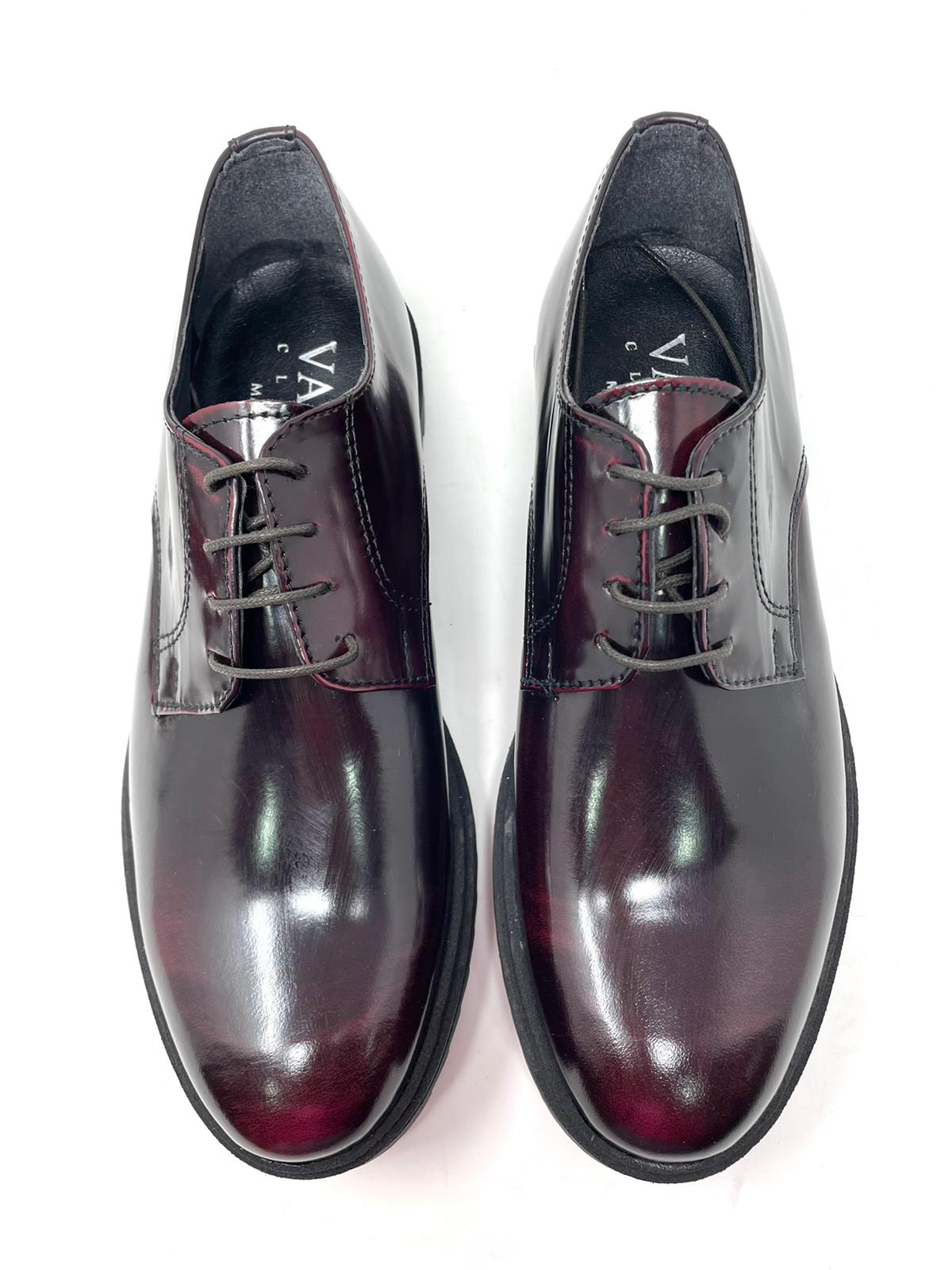 Scarpa stringata in pelle leggermente lucida made in italy