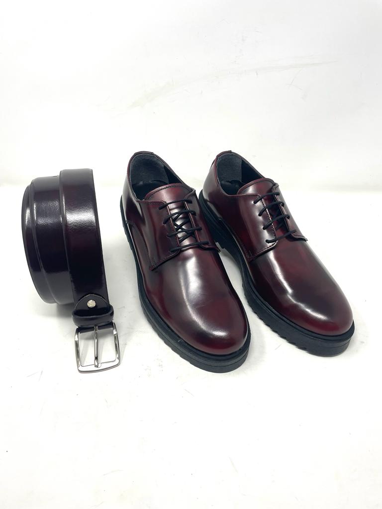 Scarpa stringata in pelle leggermente lucida made in italy