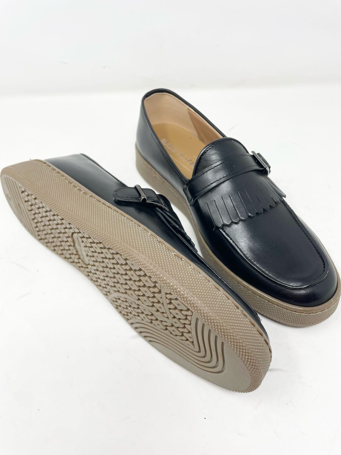 Mocassino in vera pelle con frange e fibbia fondo gomma cucito