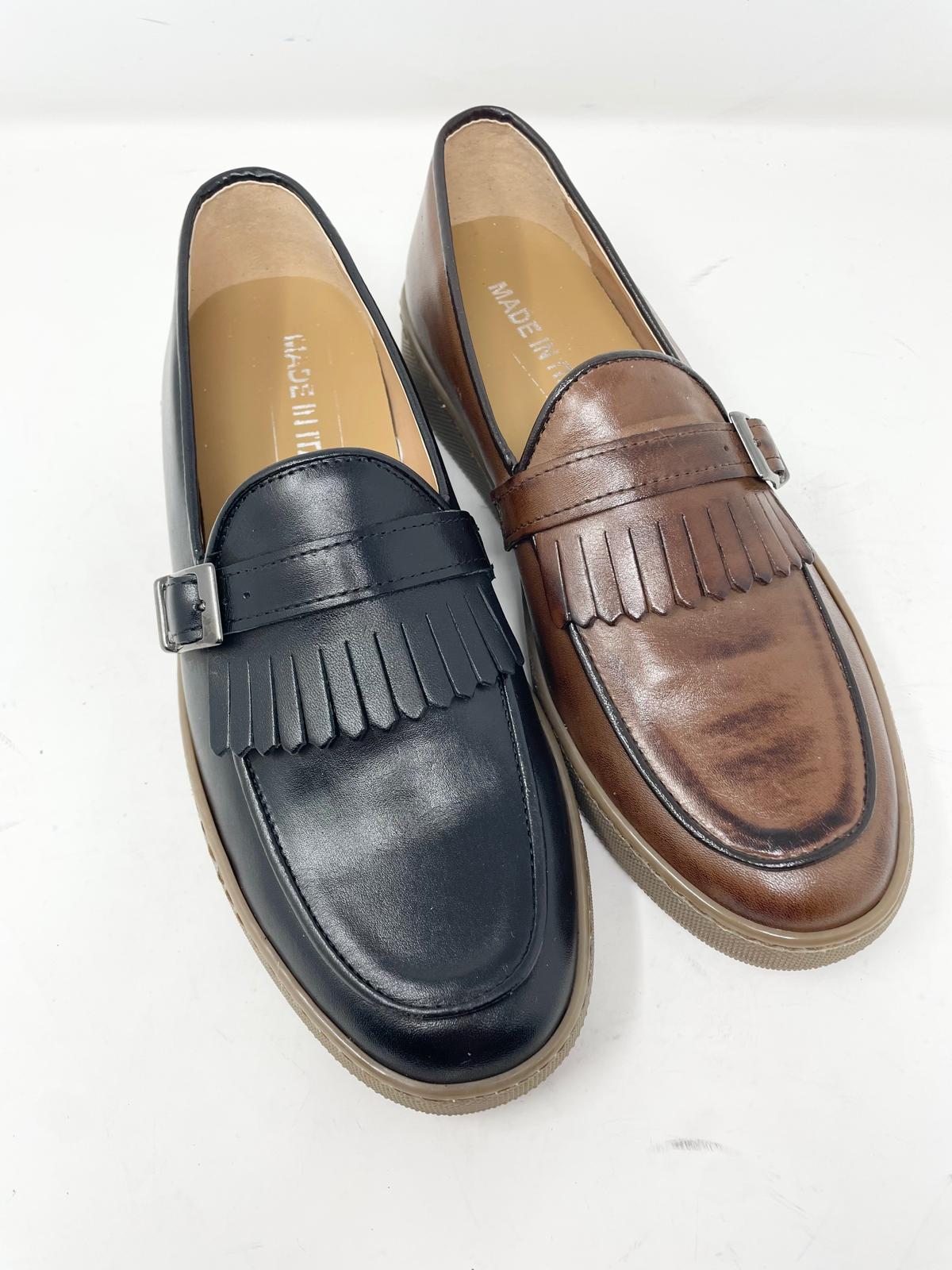Mocassino in vera pelle con frange e fibbia fondo gomma cucito