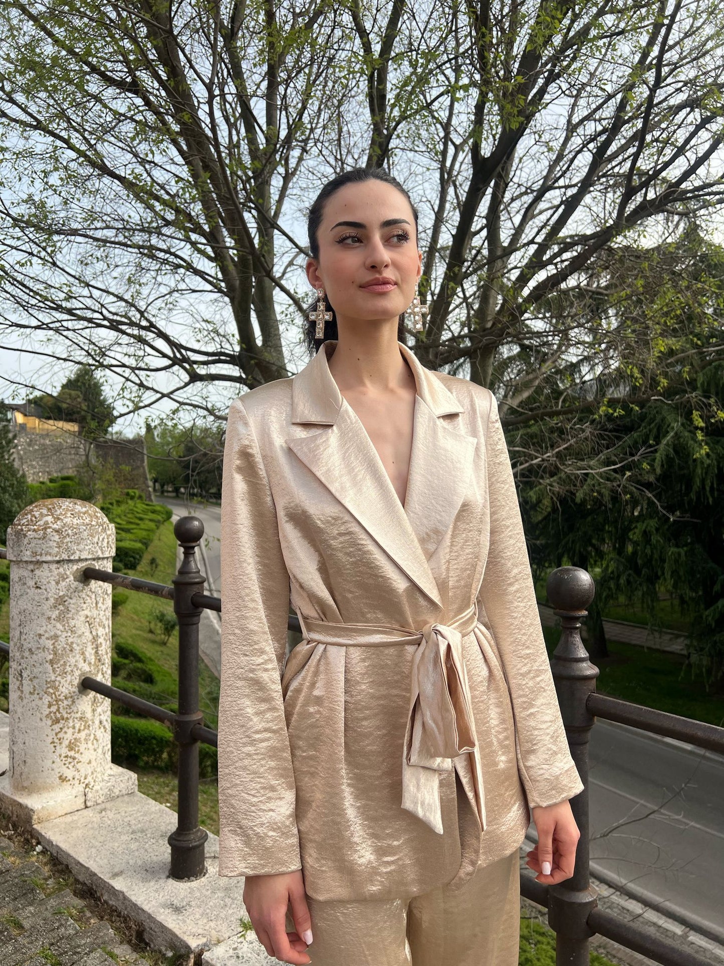 Giacca Donna in Tessuto Laminato Oro con Cintura – Eleganza Luminosissima