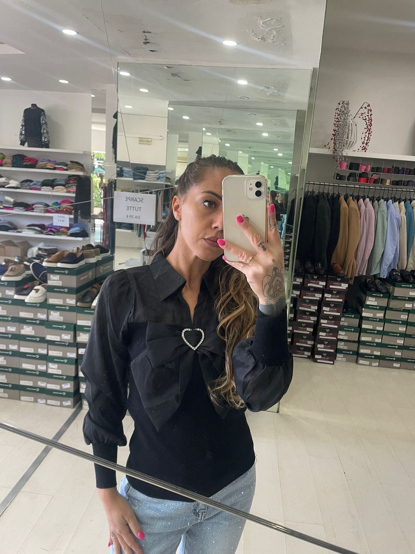 Maglia con fiocco e spilla cuore