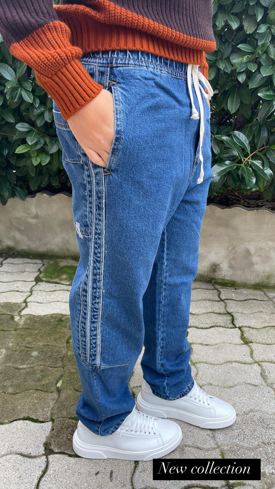 Jeans con elastico in vita e riga laterale