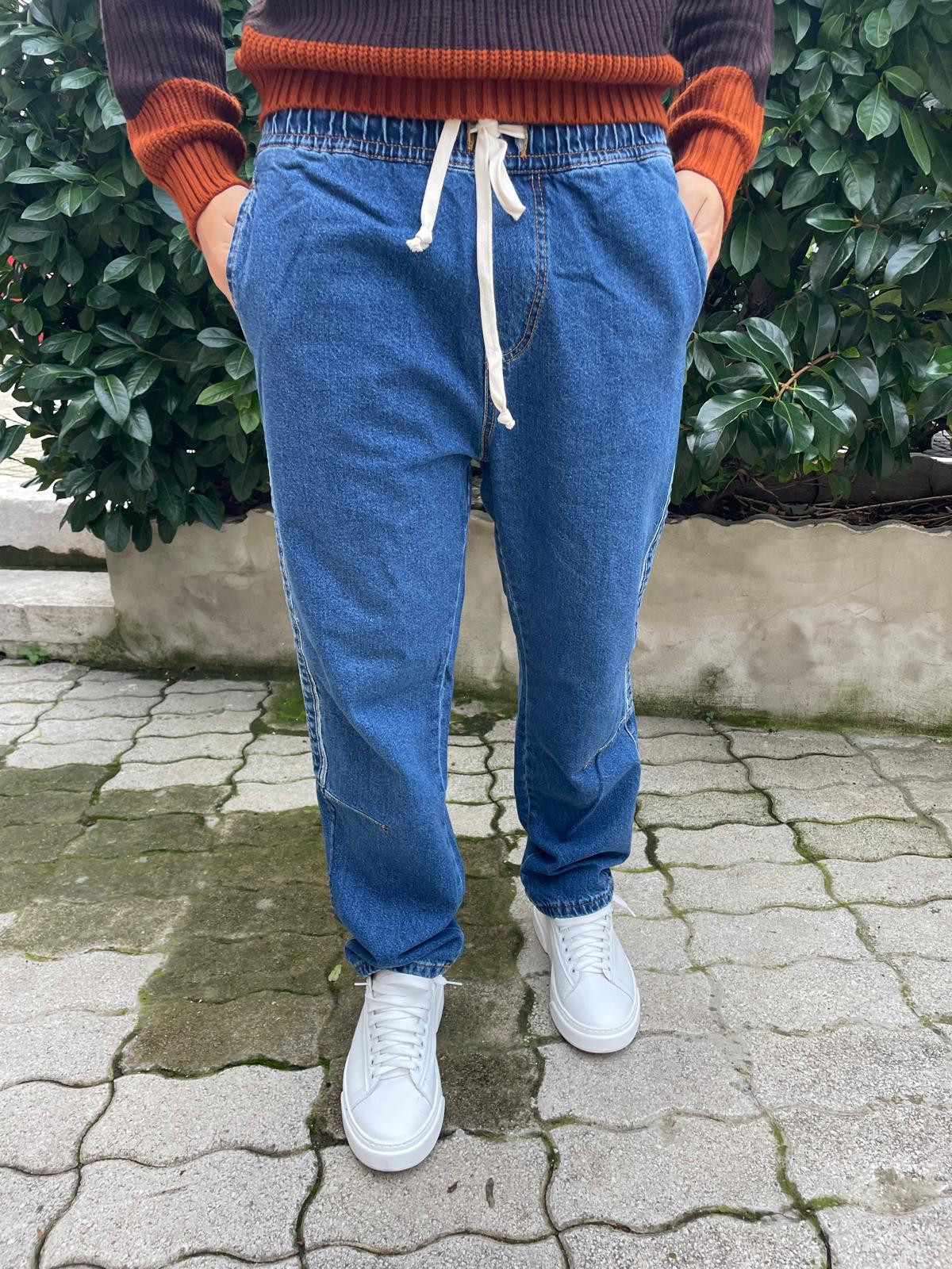 Jeans con elastico in vita e riga laterale
