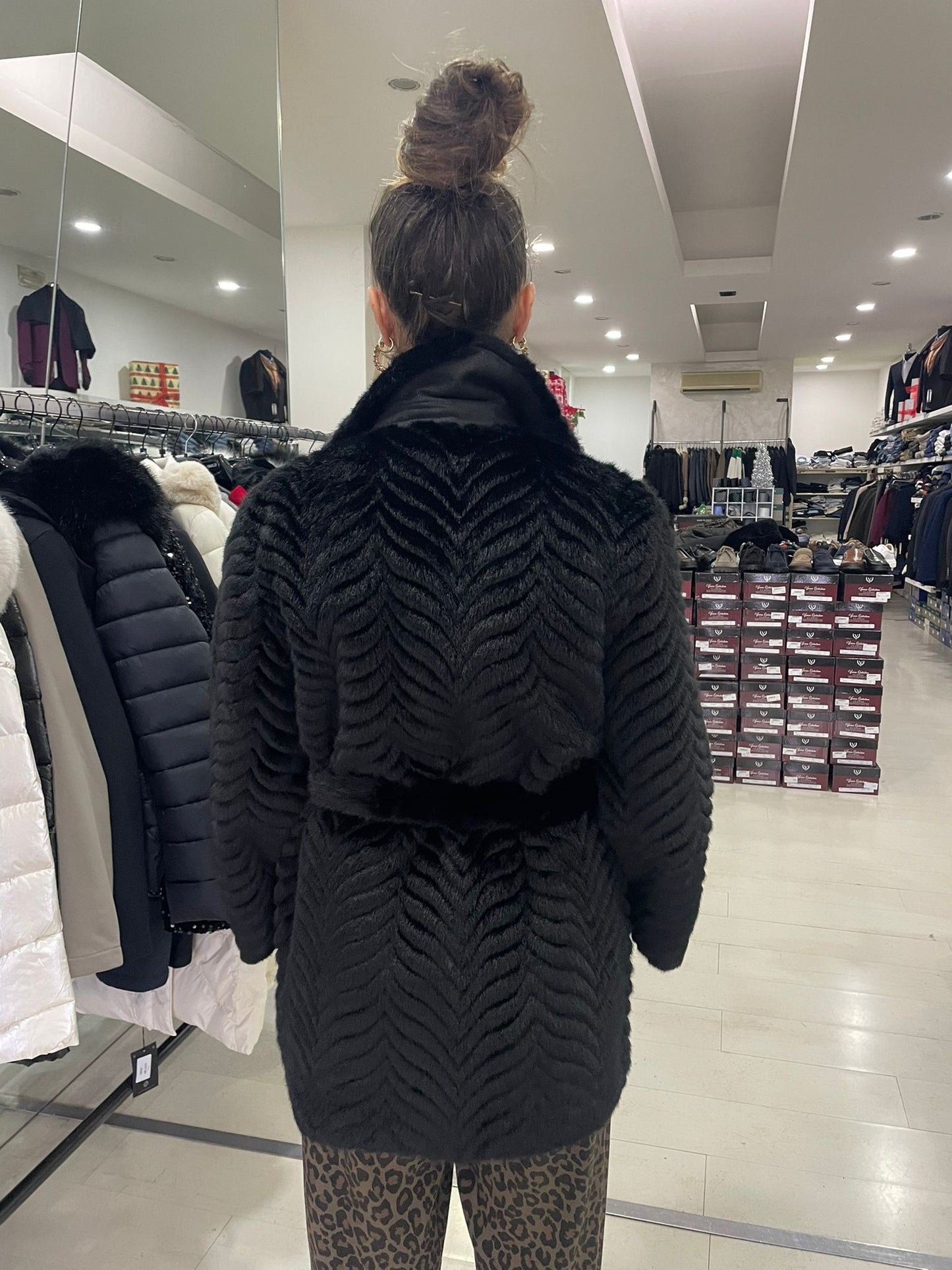 Giacca eco pelliccia con cintura tagli diagonali