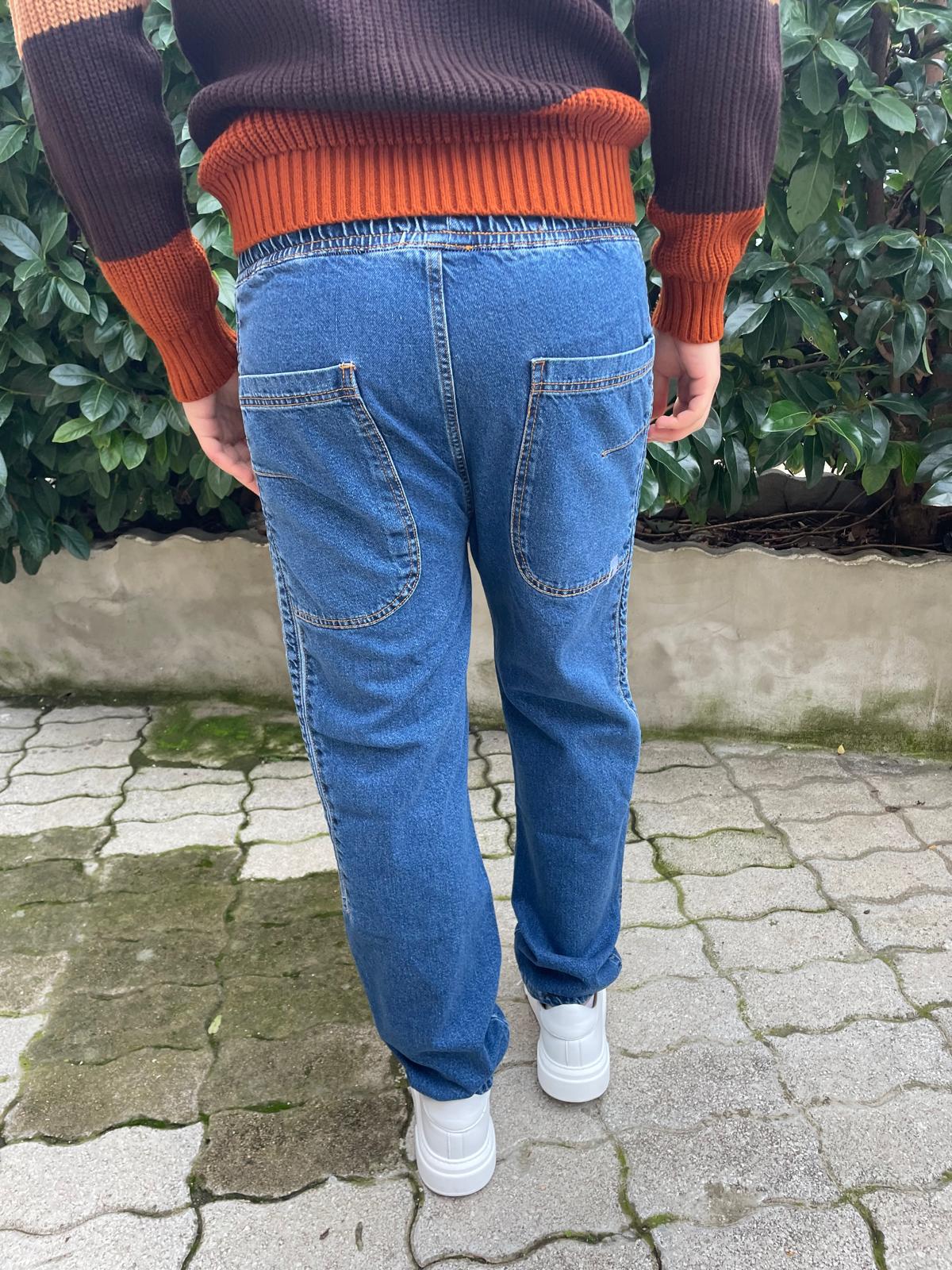 Jeans con elastico in vita e riga laterale