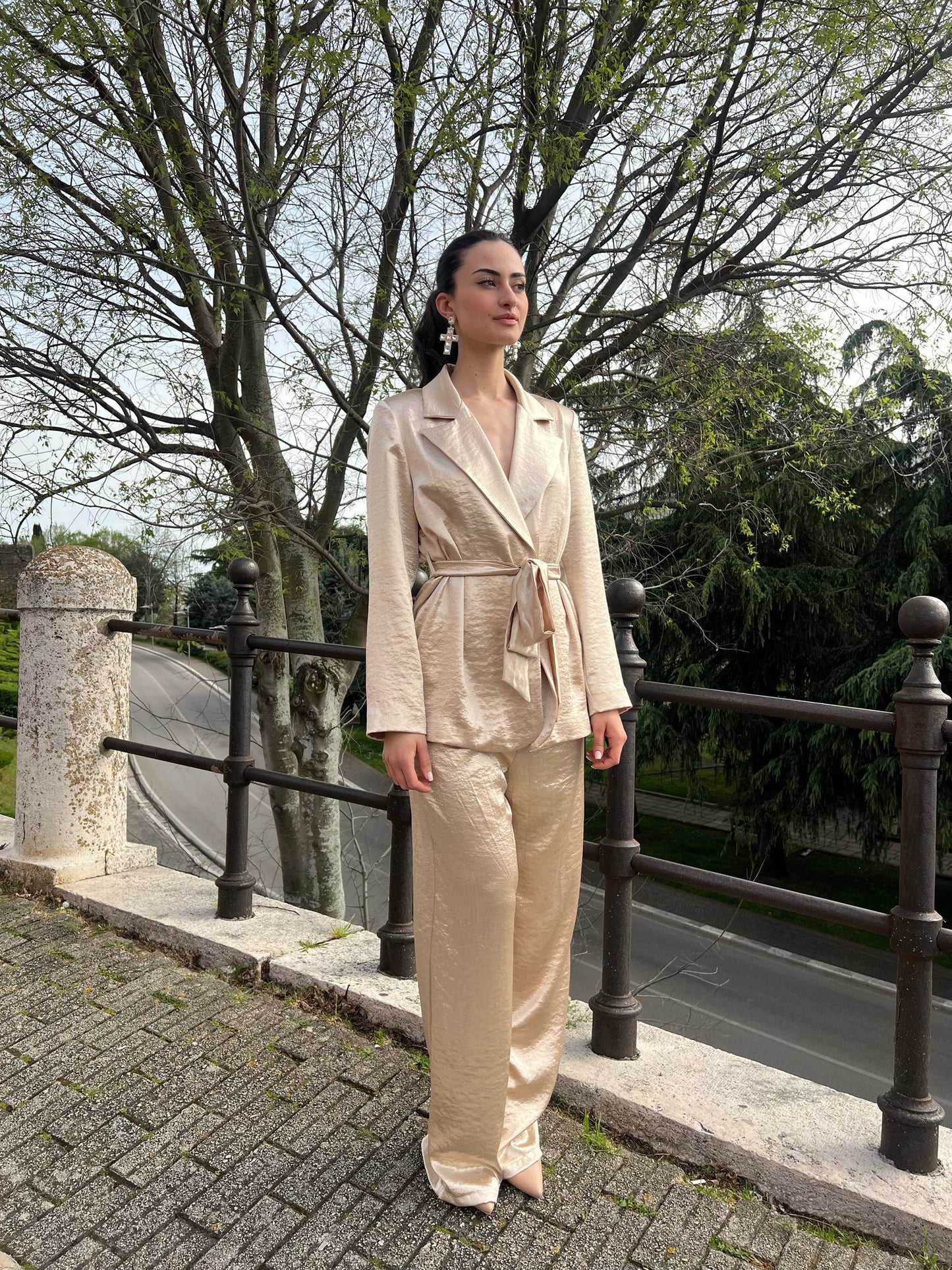 Giacca Donna in Tessuto Laminato Oro con Cintura – Eleganza Luminosissima