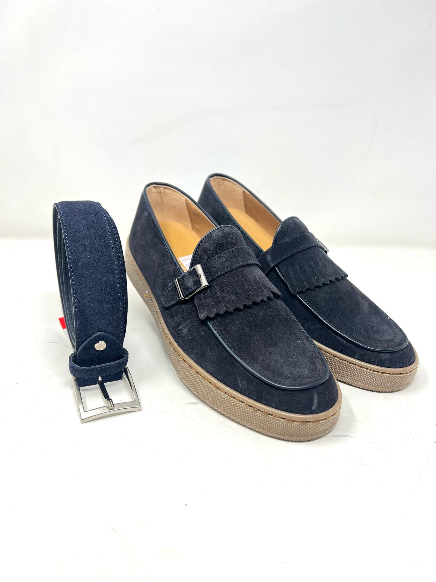Mocassino scamosciato con frange e fibbia fondo gomma cucito