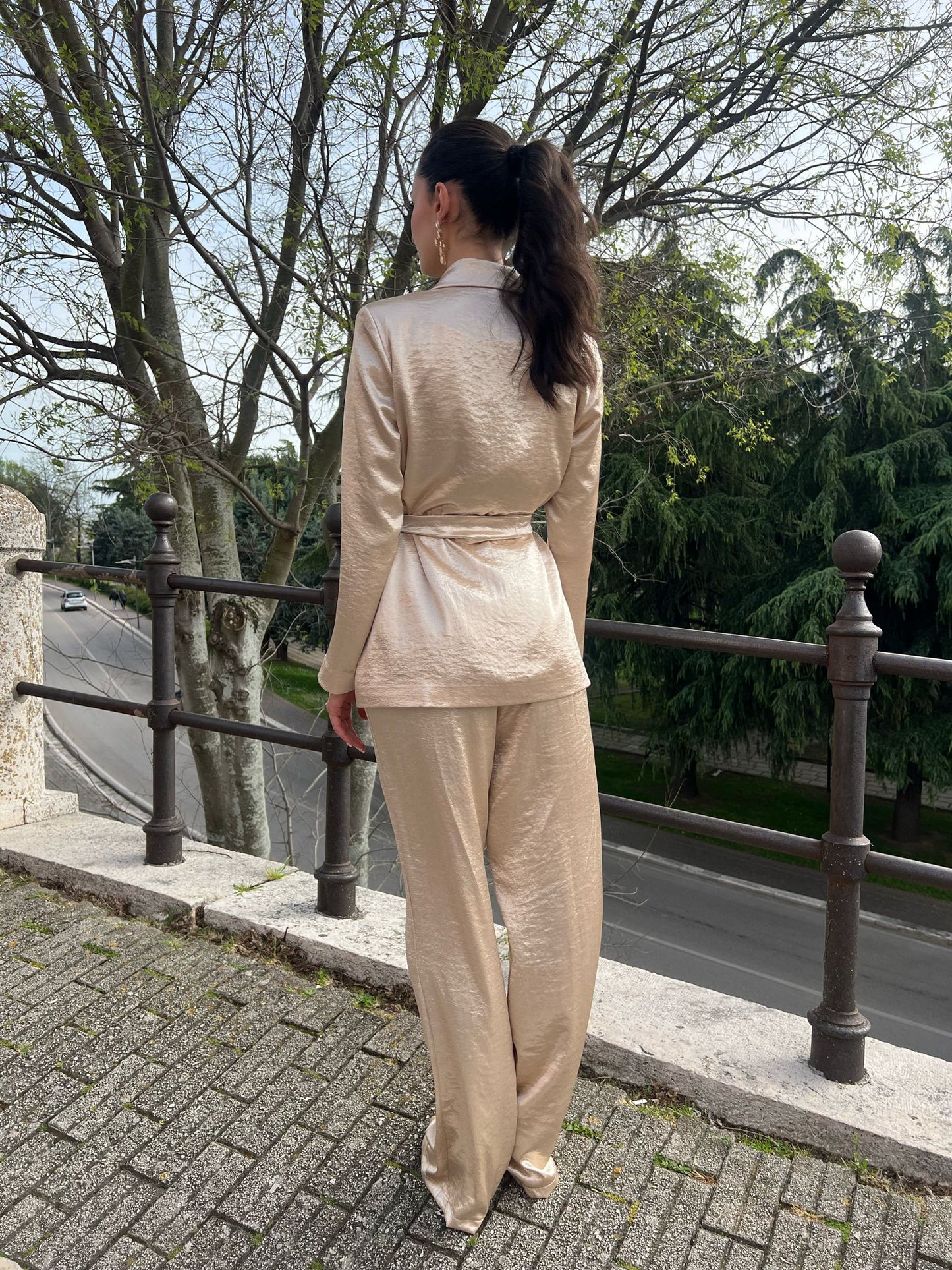 Pantalone Donna Palazzo in Tessuto Laminato Oro – Eleganza che Brilla