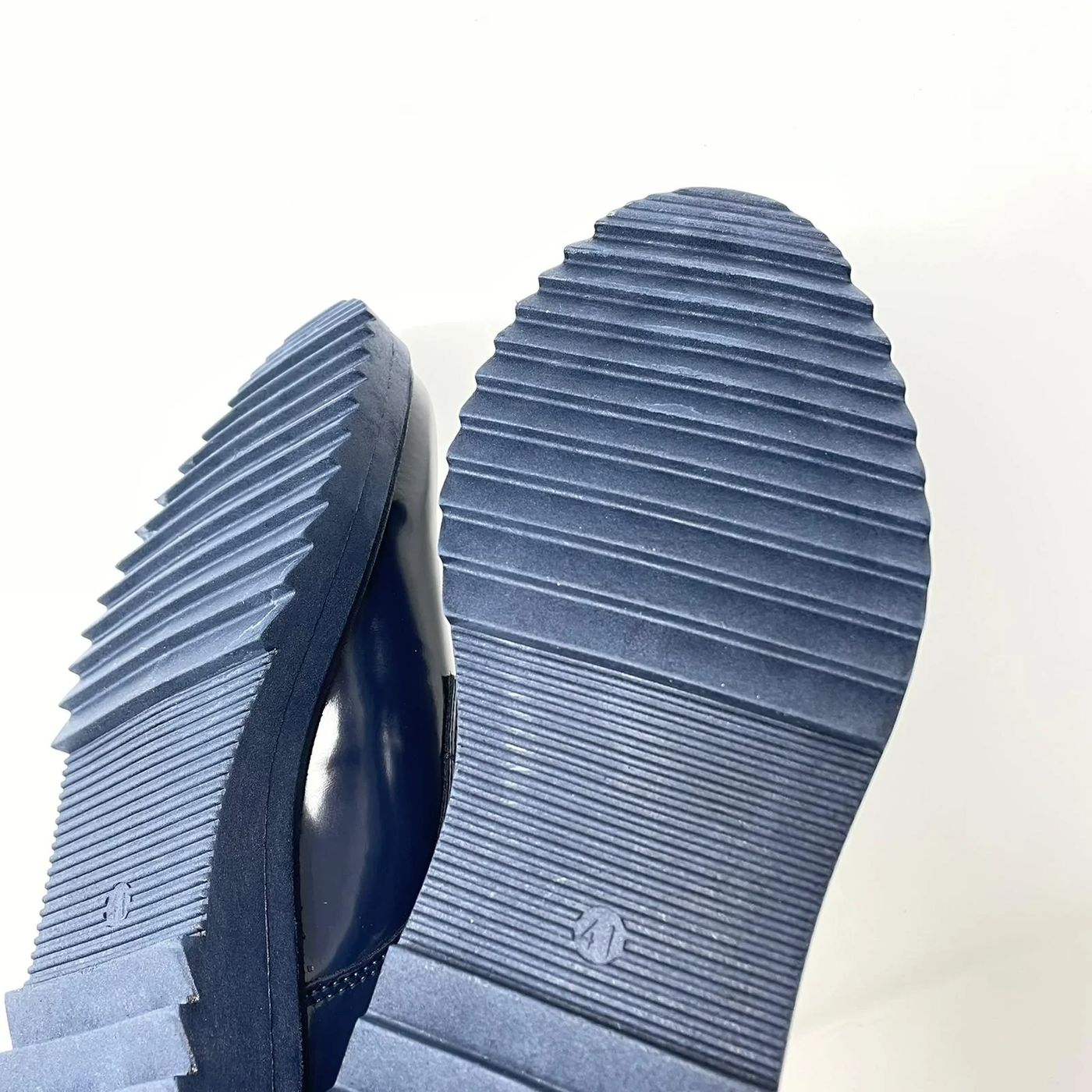 Scarpa stringata in pelle leggermente lucida made in italy