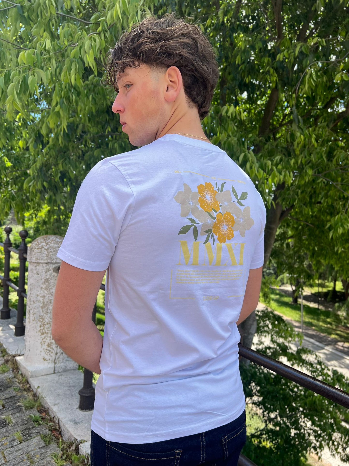 T-shirt Uomo con Stampa Fiori made in italy