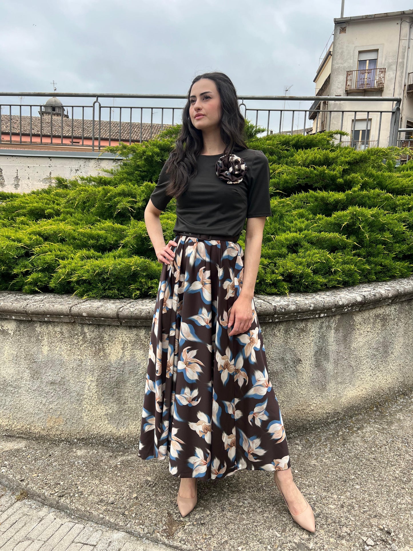 Vestito Lungo Fantasia con Rosa – Femminilità e Raffinatezza