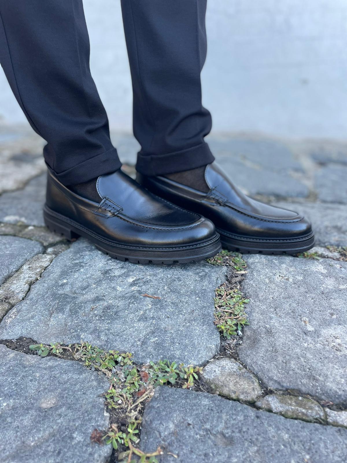 Mocassino liscio fondo vibram in vera pelle made in italy