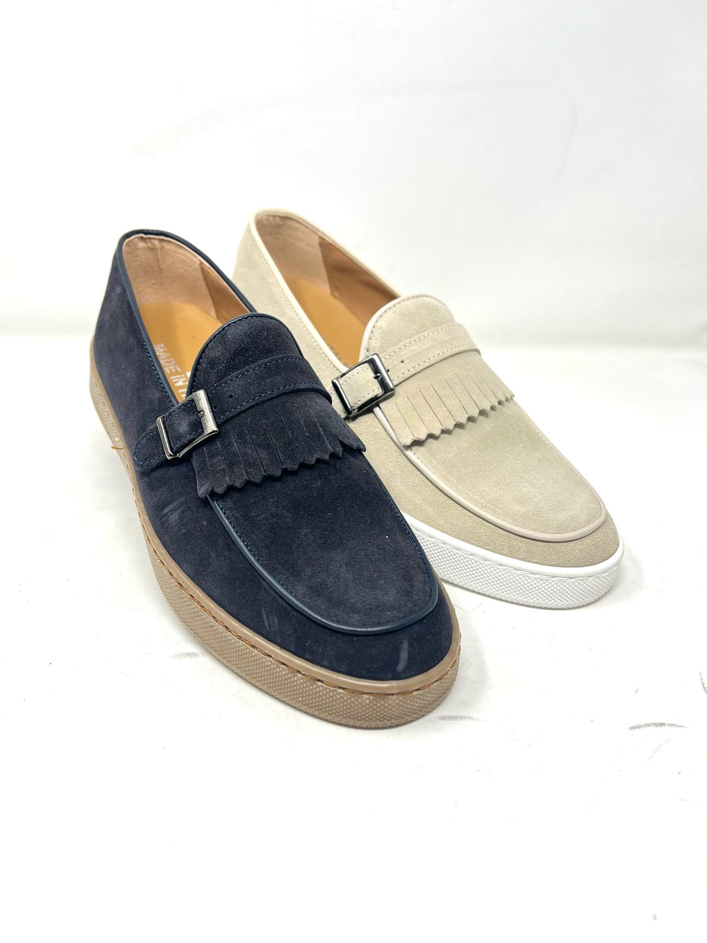 Mocassino scamosciato con frange e fibbia fondo gomma cucito