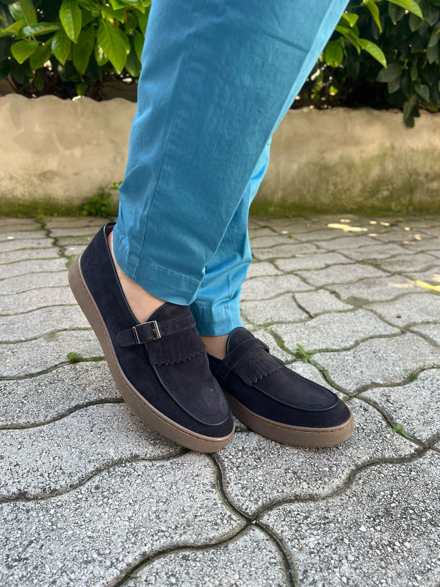 Mocassino scamosciato con frange e fibbia fondo gomma cucito