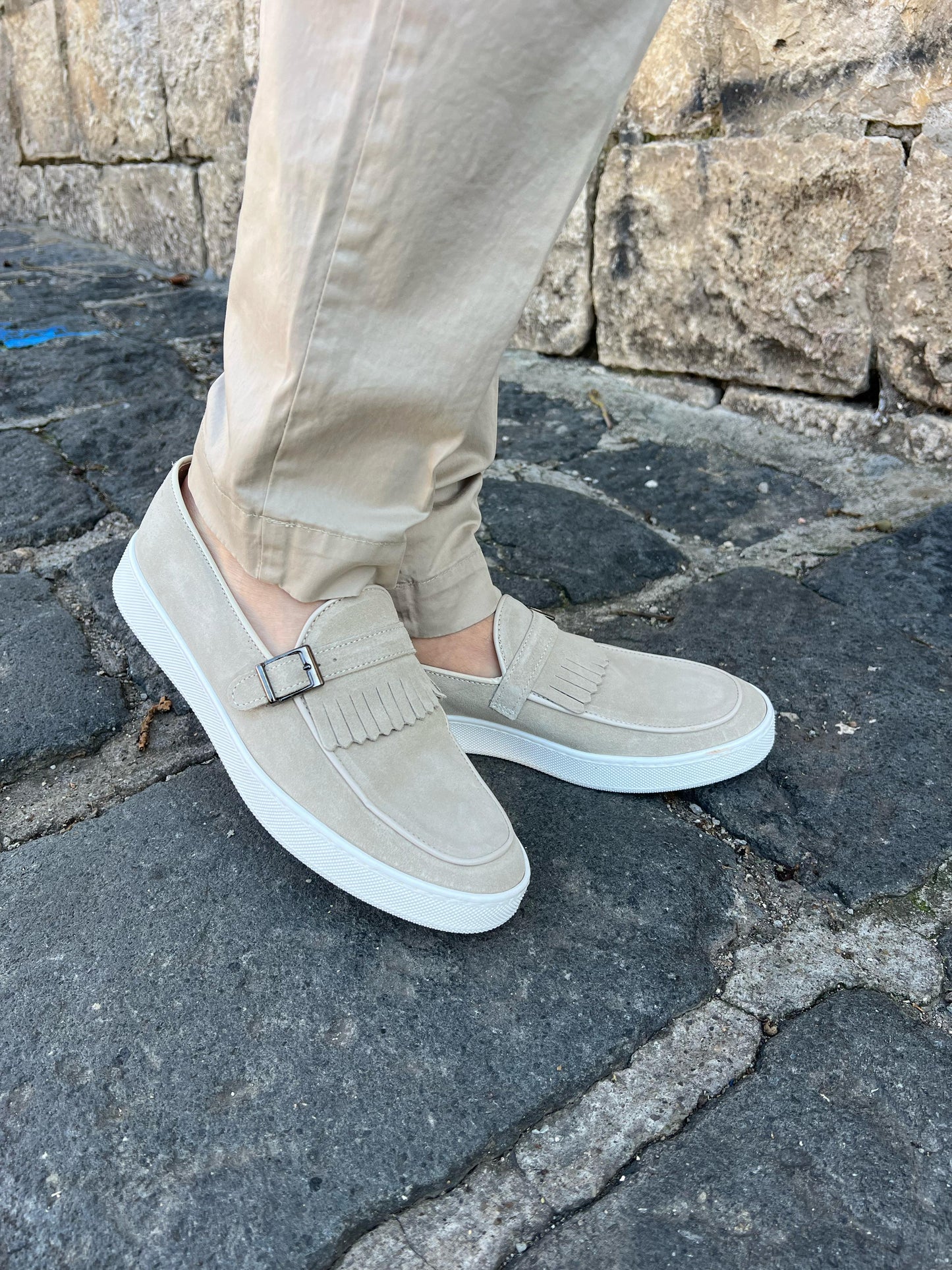 Mocassino scamosciato con frange e fibbia fondo gomma cucito