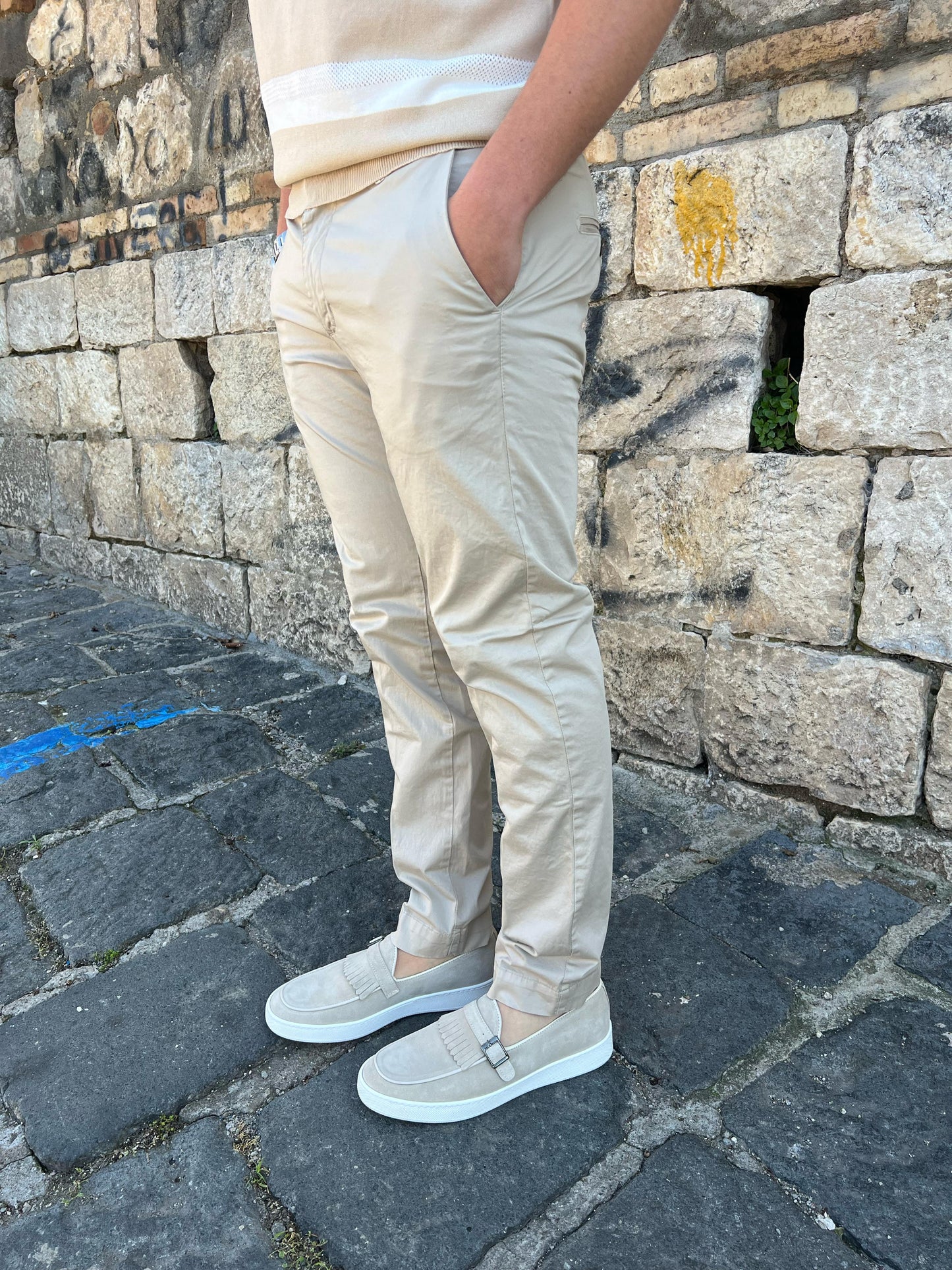 Mocassino scamosciato con frange e fibbia fondo gomma cucito