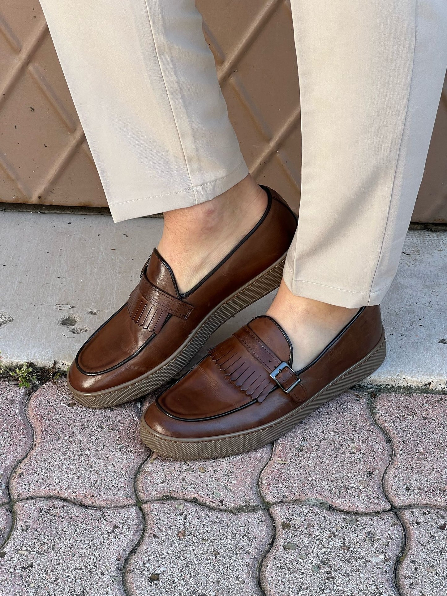 Mocassino pelle con frange e fibbia fondo gomma cucito