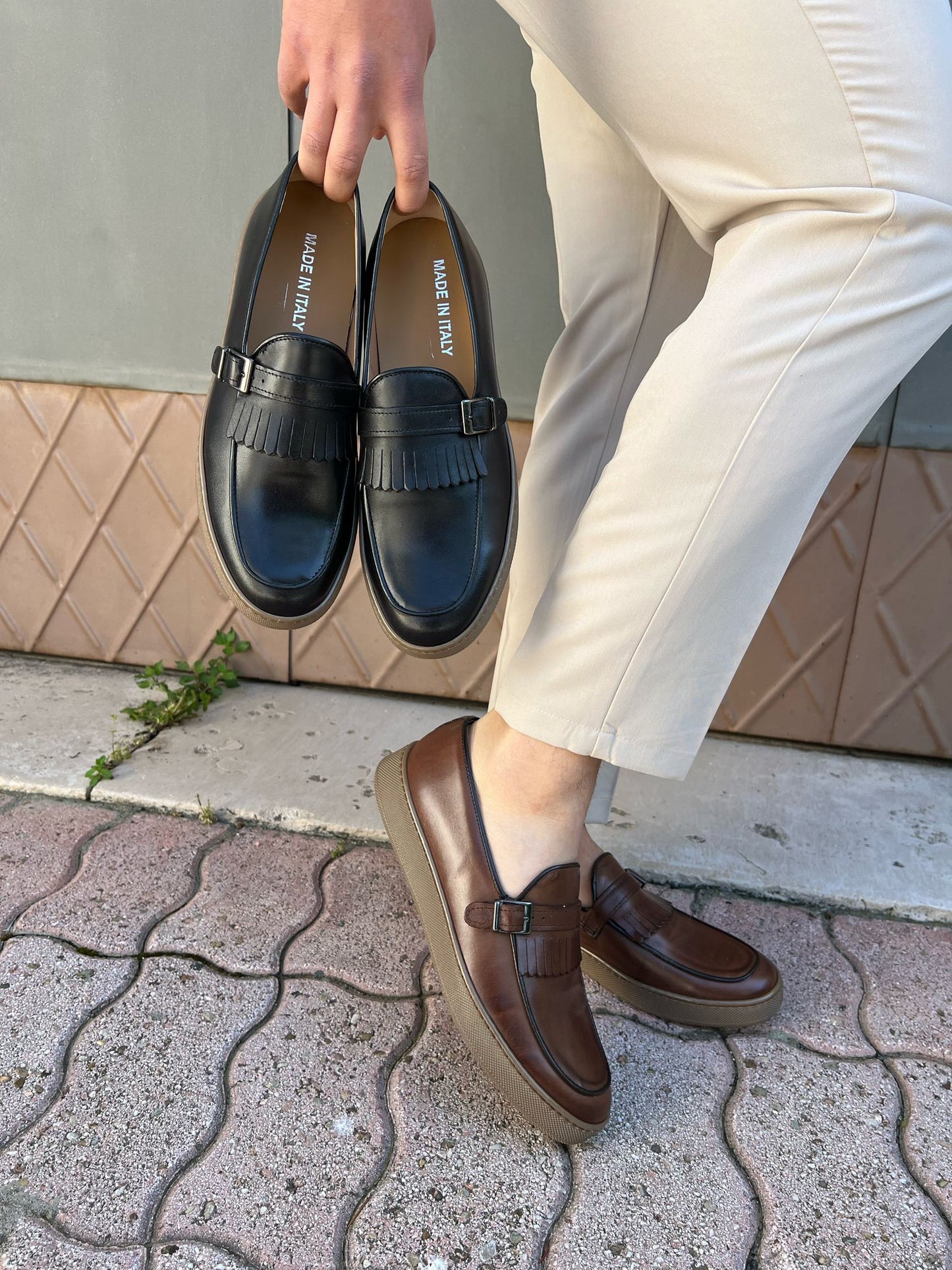 Mocassino pelle con frange e fibbia fondo gomma cucito