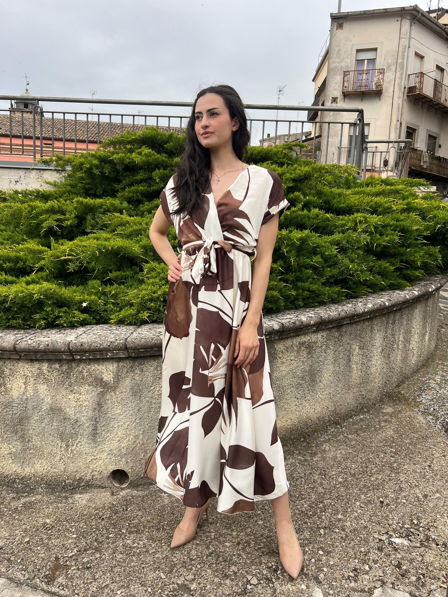 Vestito in Raso con Incrocio – Eleganza e Femminilità senza Tempo