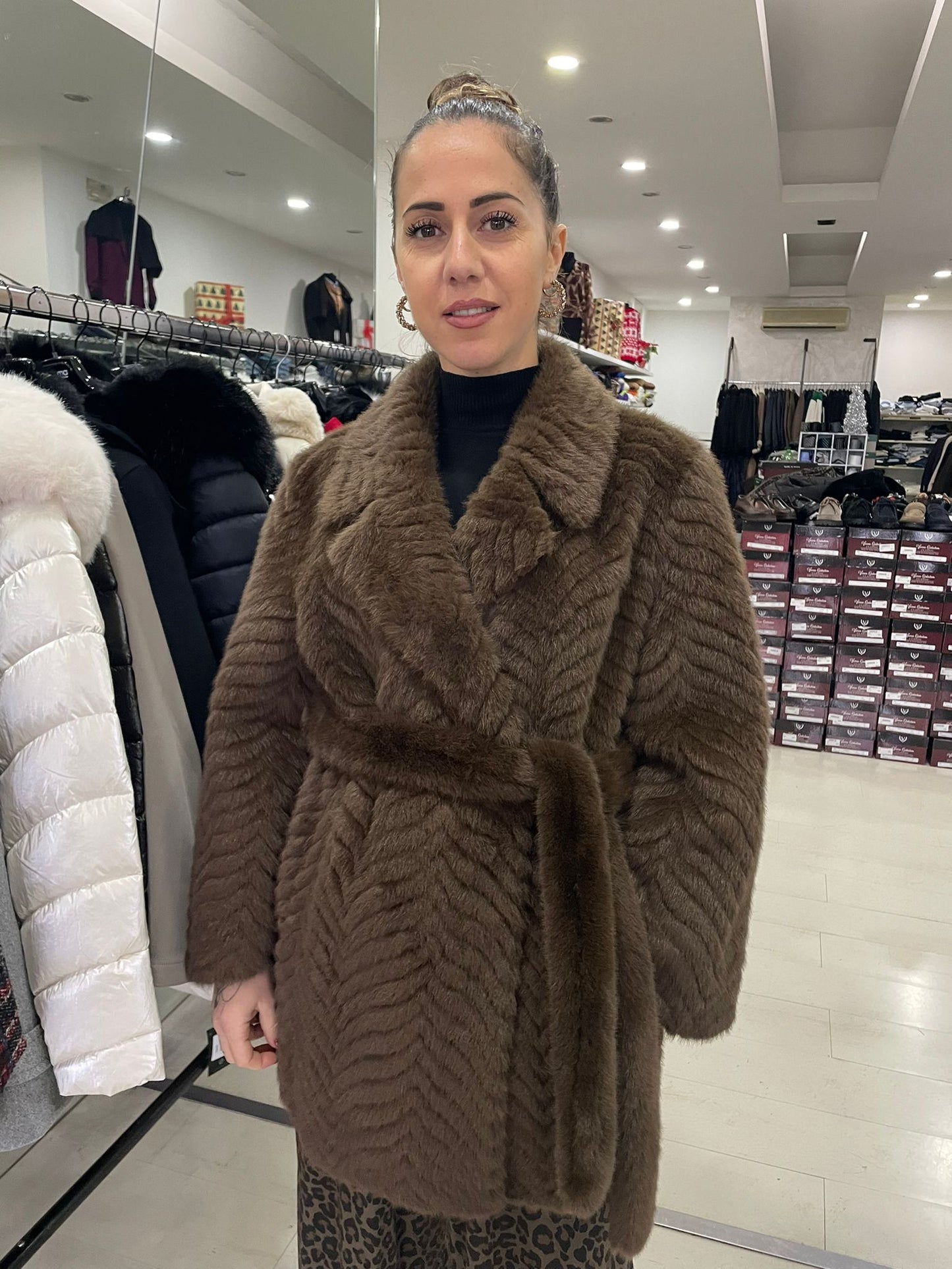 Giacca eco pelliccia con cintura tagli diagonali