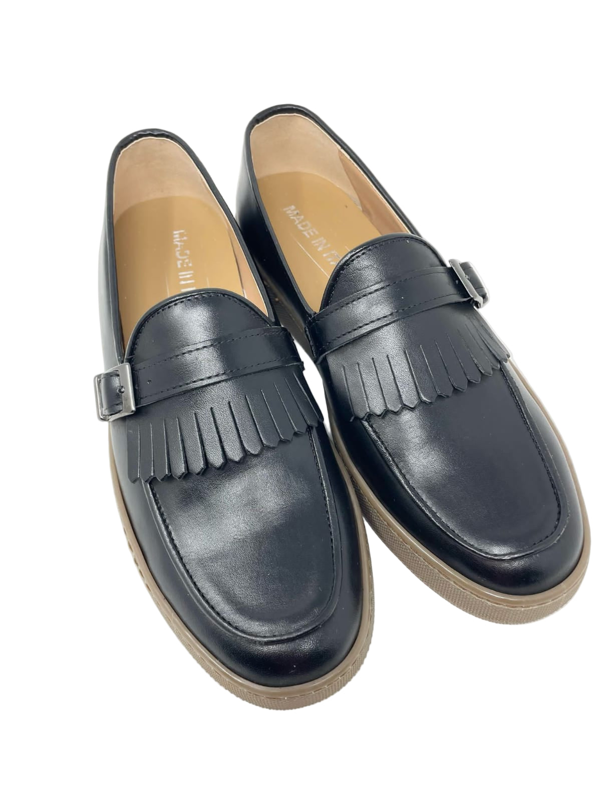 Mocassino in vera pelle con frange e fibbia fondo gomma cucito