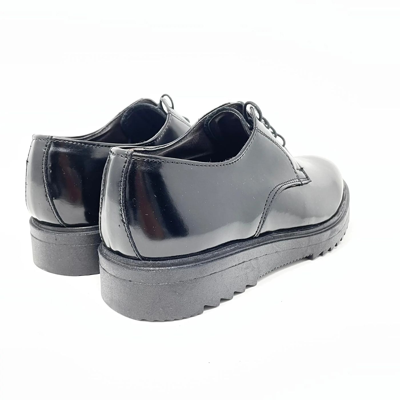 Scarpa stringata in pelle leggermente lucida made in italy
