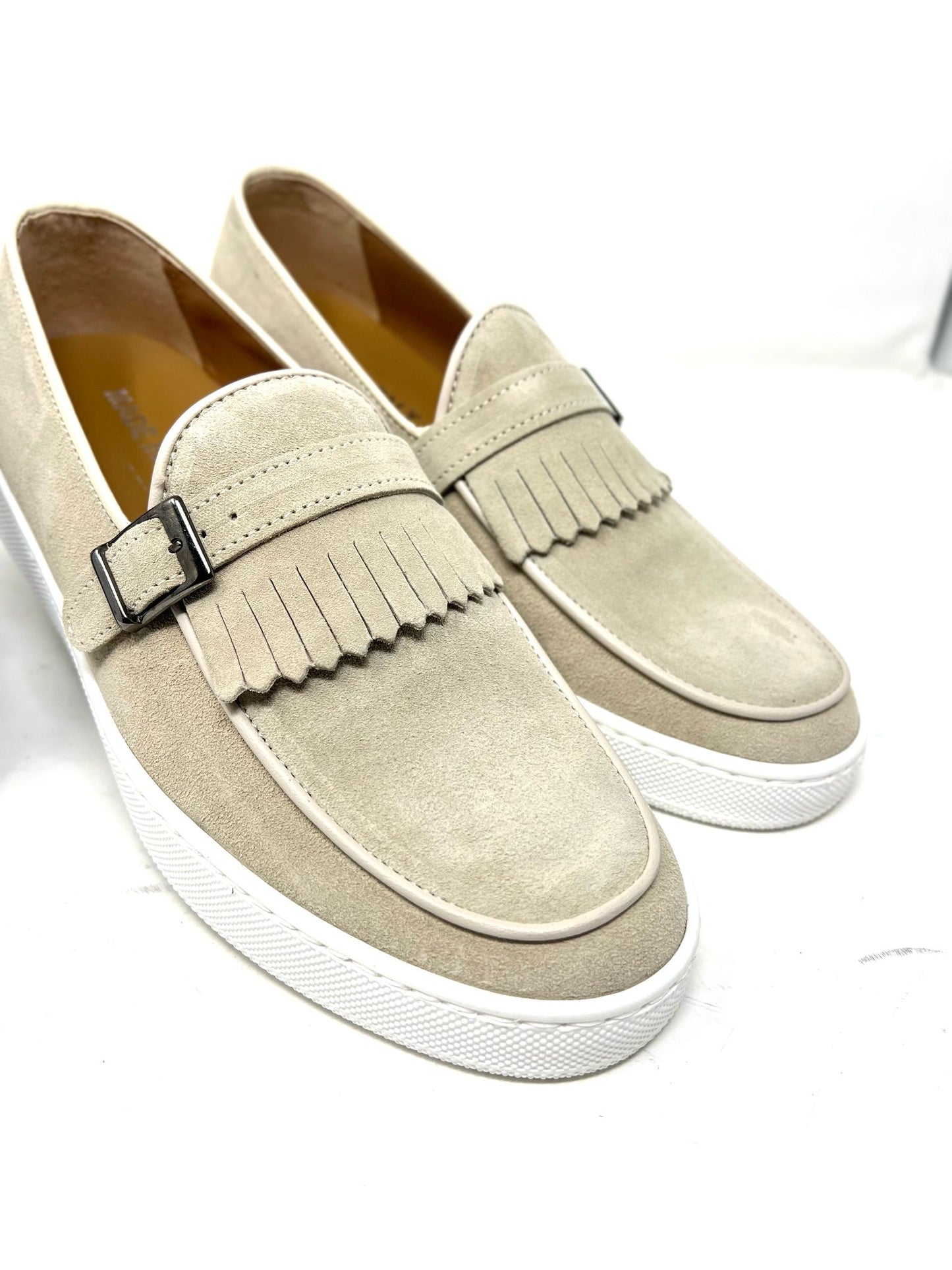 Mocassino scamosciato con frange e fibbia fondo gomma cucito