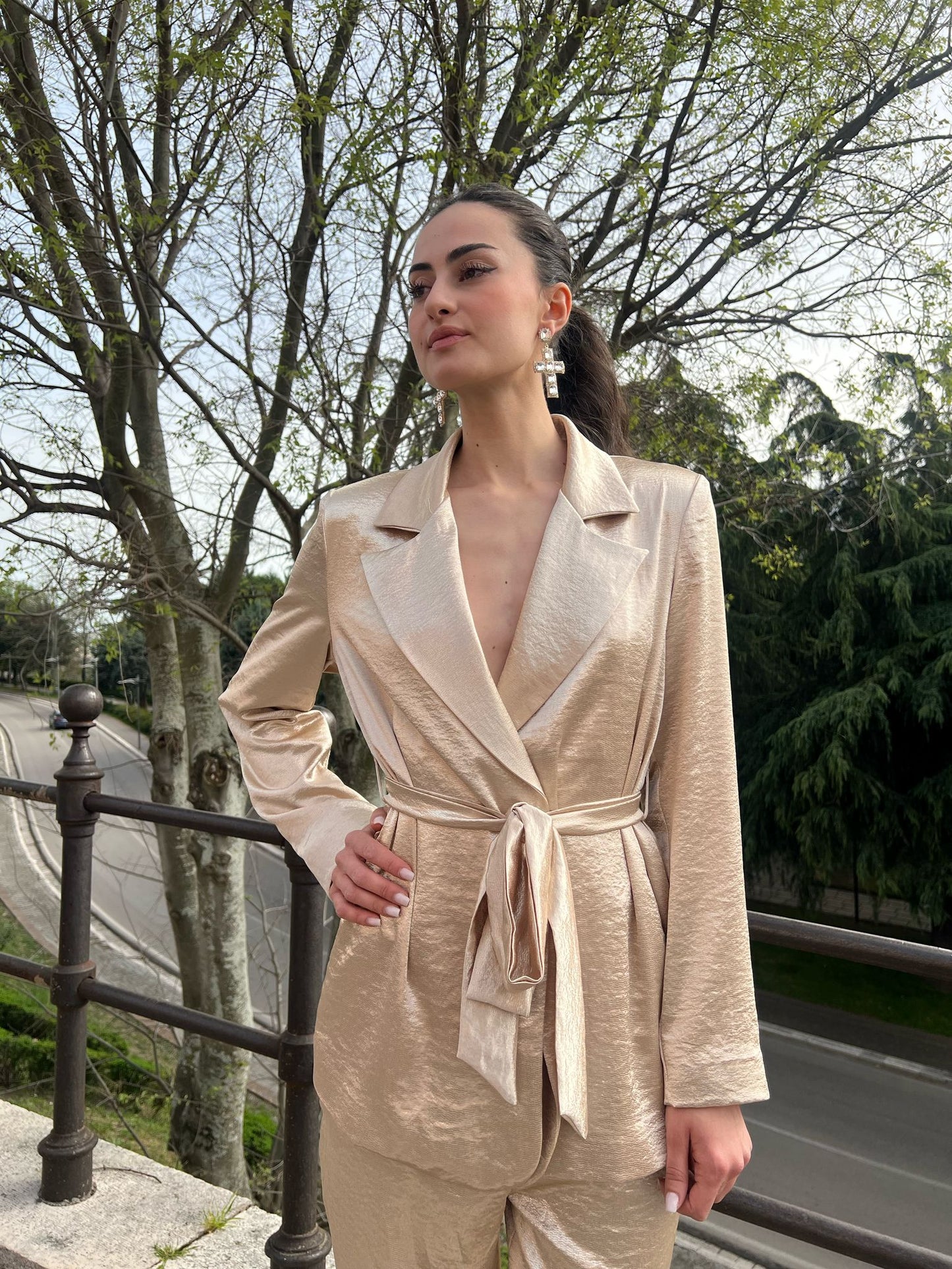Giacca Donna in Tessuto Laminato Oro con Cintura – Eleganza Luminosissima