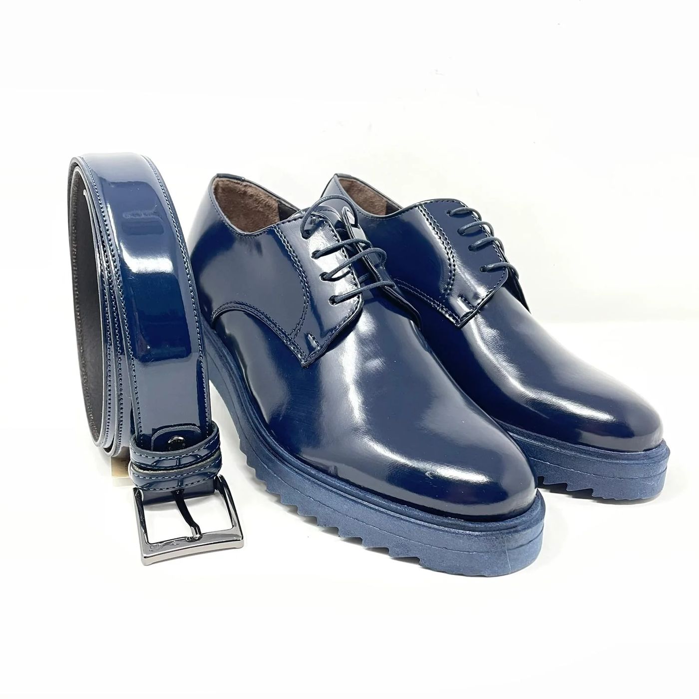 Scarpa stringata in pelle leggermente lucida made in italy