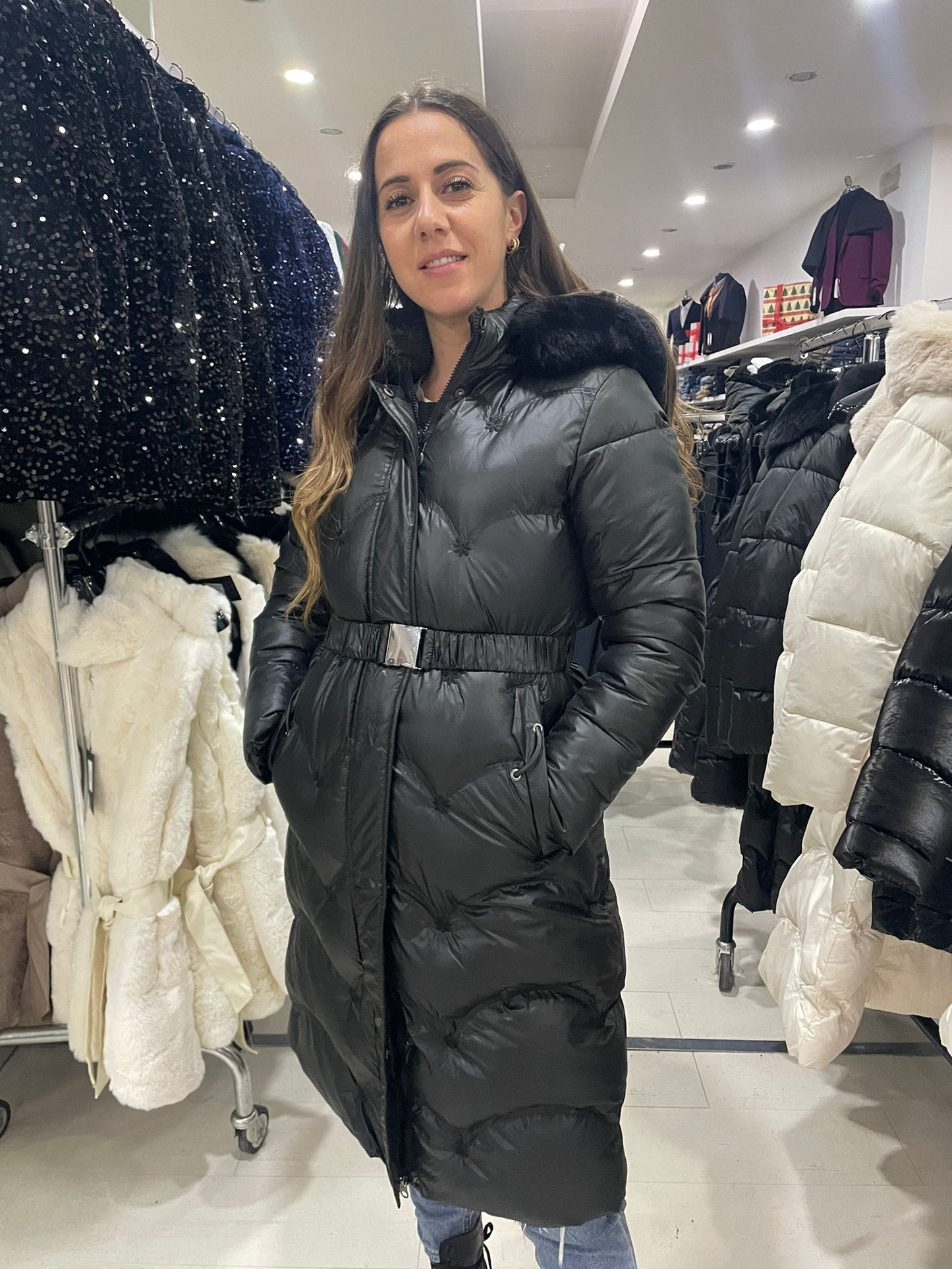 piumino lungo cintura con cappuccio pelliccia