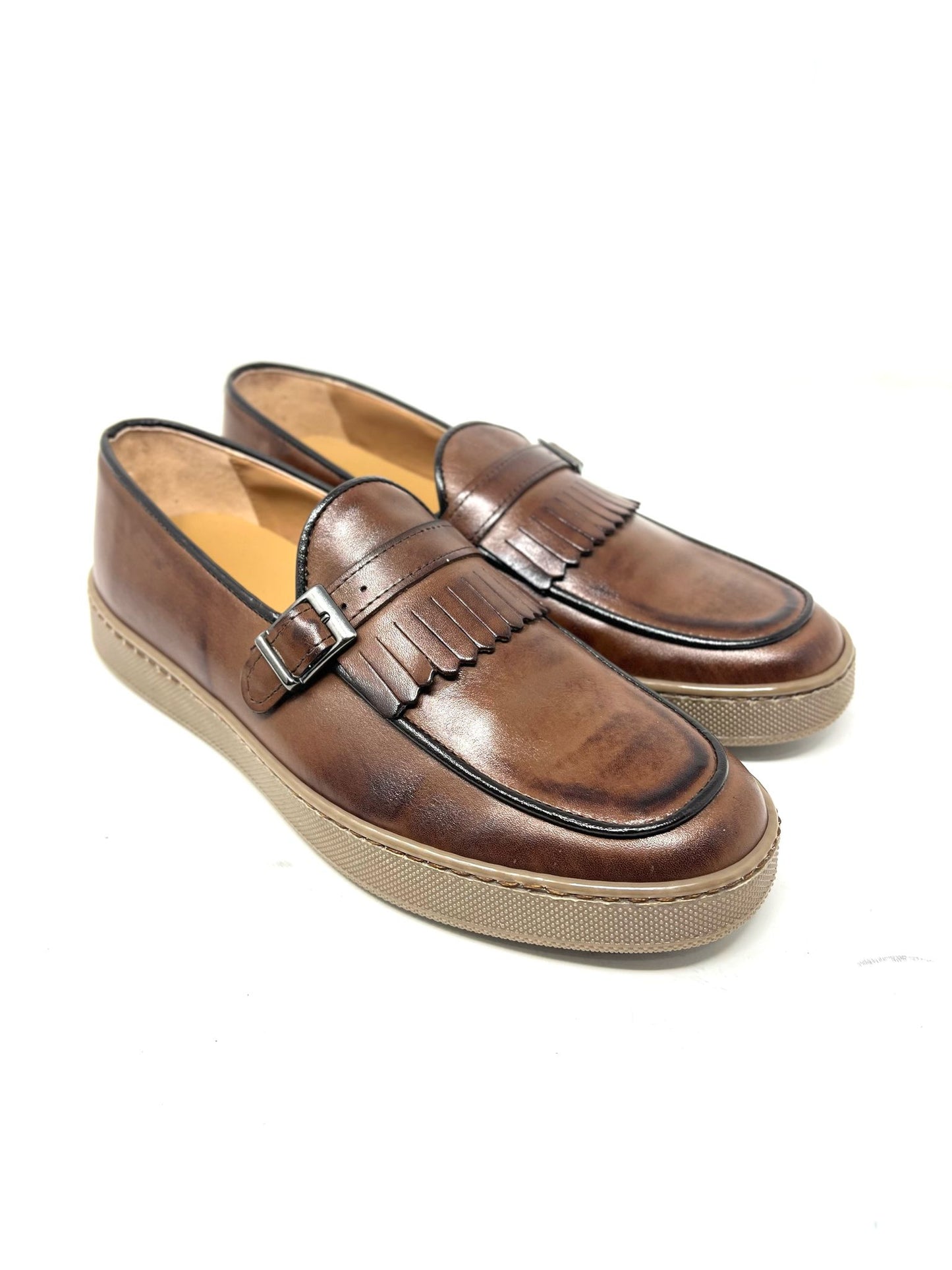 Mocassino in vera pelle con frange e fibbia fondo gomma cucito