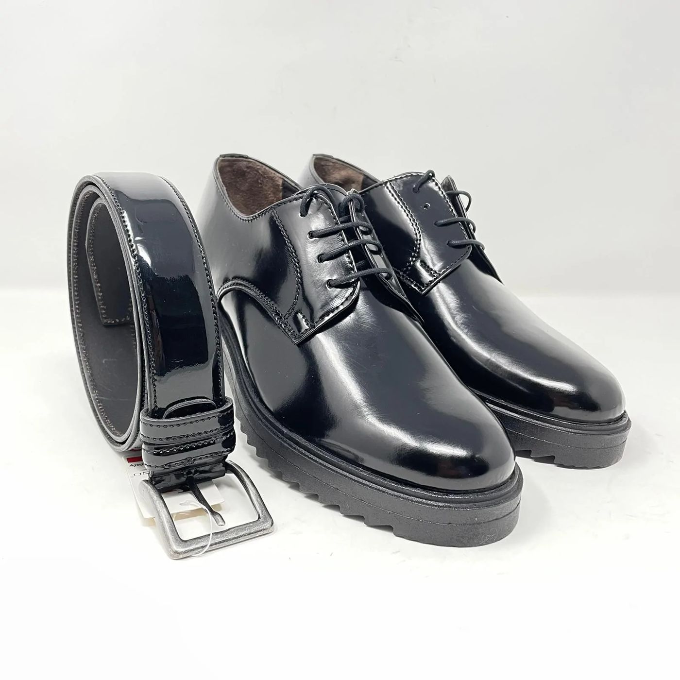 Scarpa stringata in pelle leggermente lucida made in italy