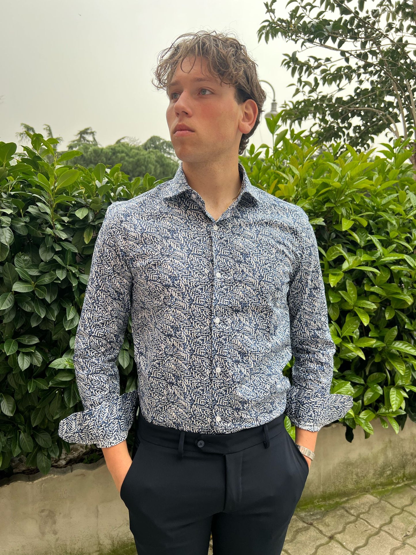 La camicia da uomo in fantasia foglie slim, Made in Italy
