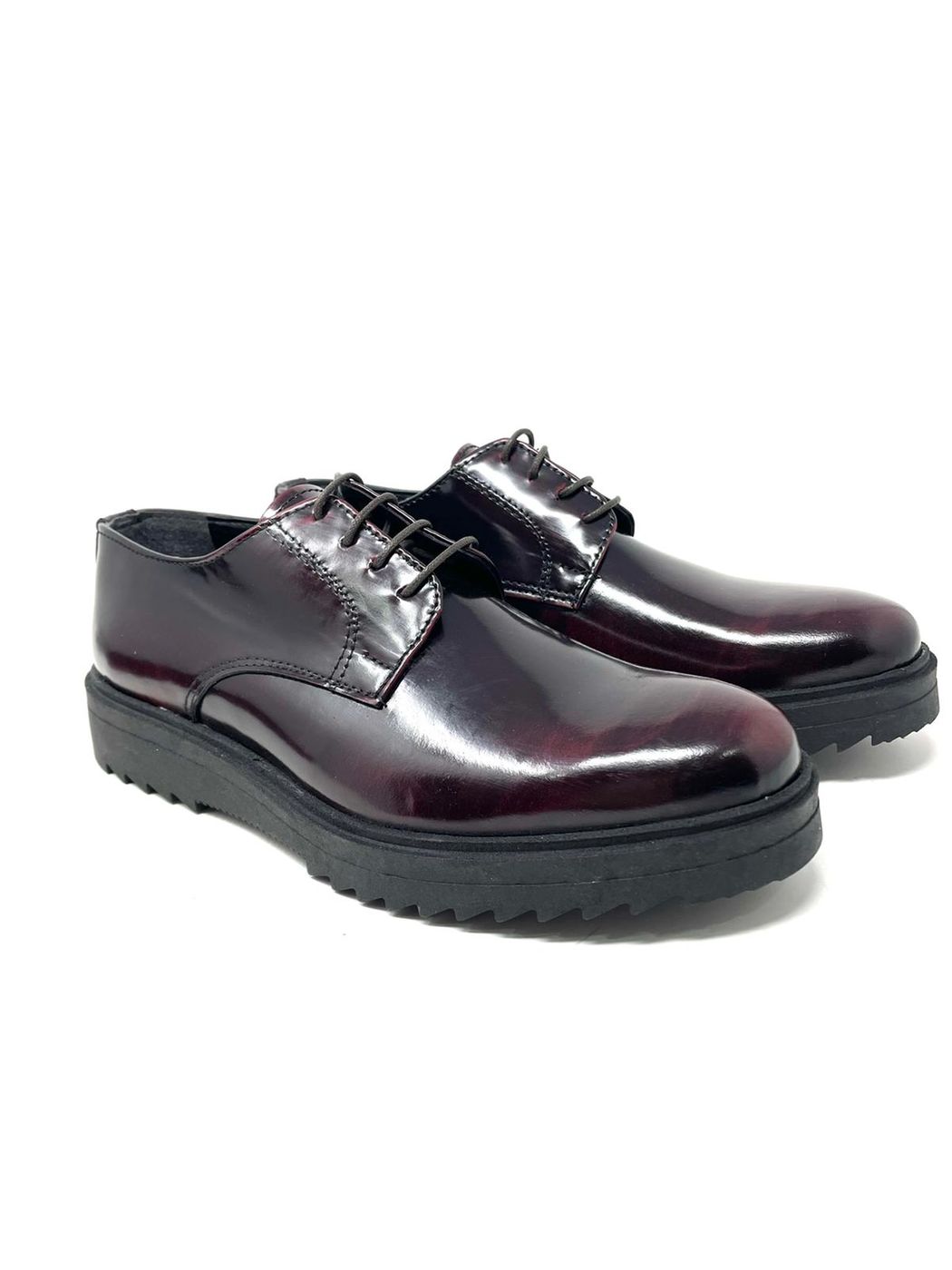 Scarpa stringata in pelle leggermente lucida made in italy