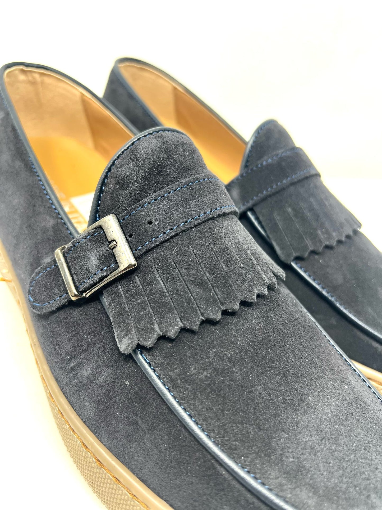 Mocassino scamosciato con frange e fibbia fondo gomma cucito