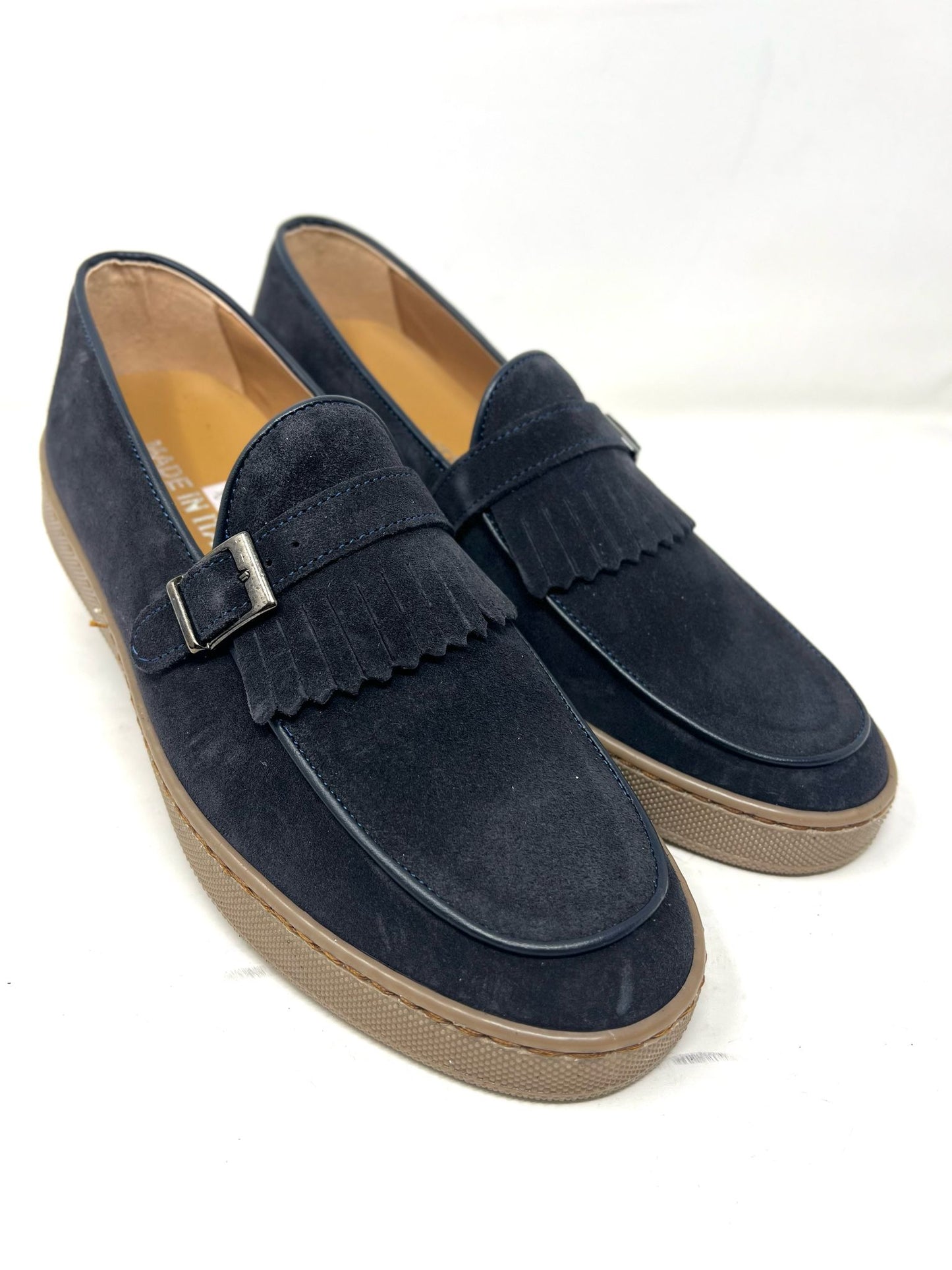 Mocassino scamosciato con frange e fibbia fondo gomma cucito