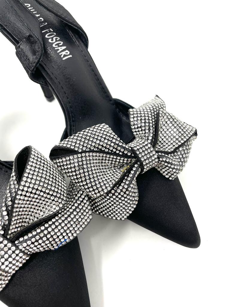 Pointed women's pumps with rhinestone bow