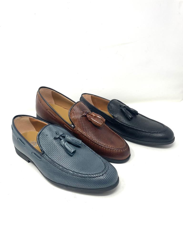 Men's woven leather moccasin with tassels
made in Italy